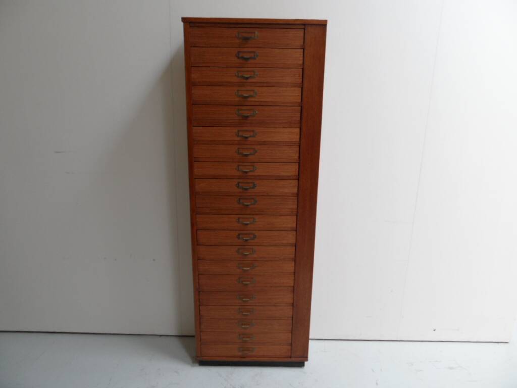 Cabinet de montre vintage avec tiroirs