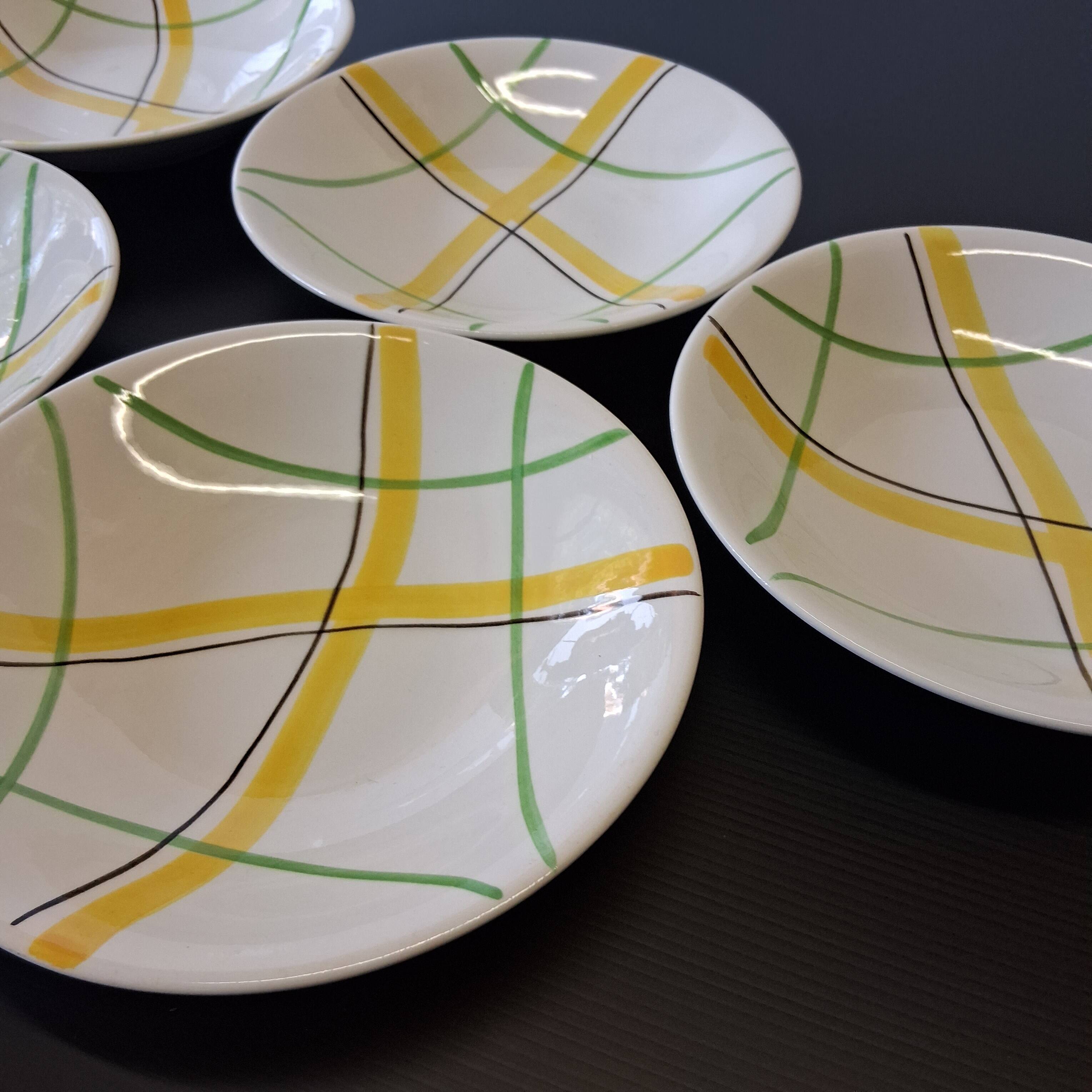 5 deep plates from Gien model "Sarabande" in good condition.
