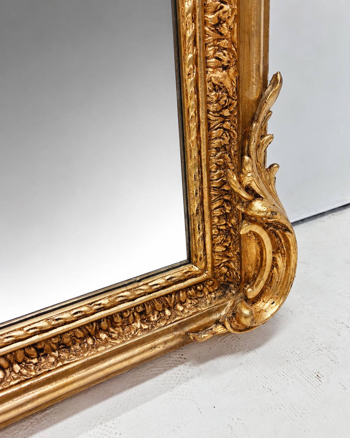 Miroir baroque doré avec guirlande de fleurs