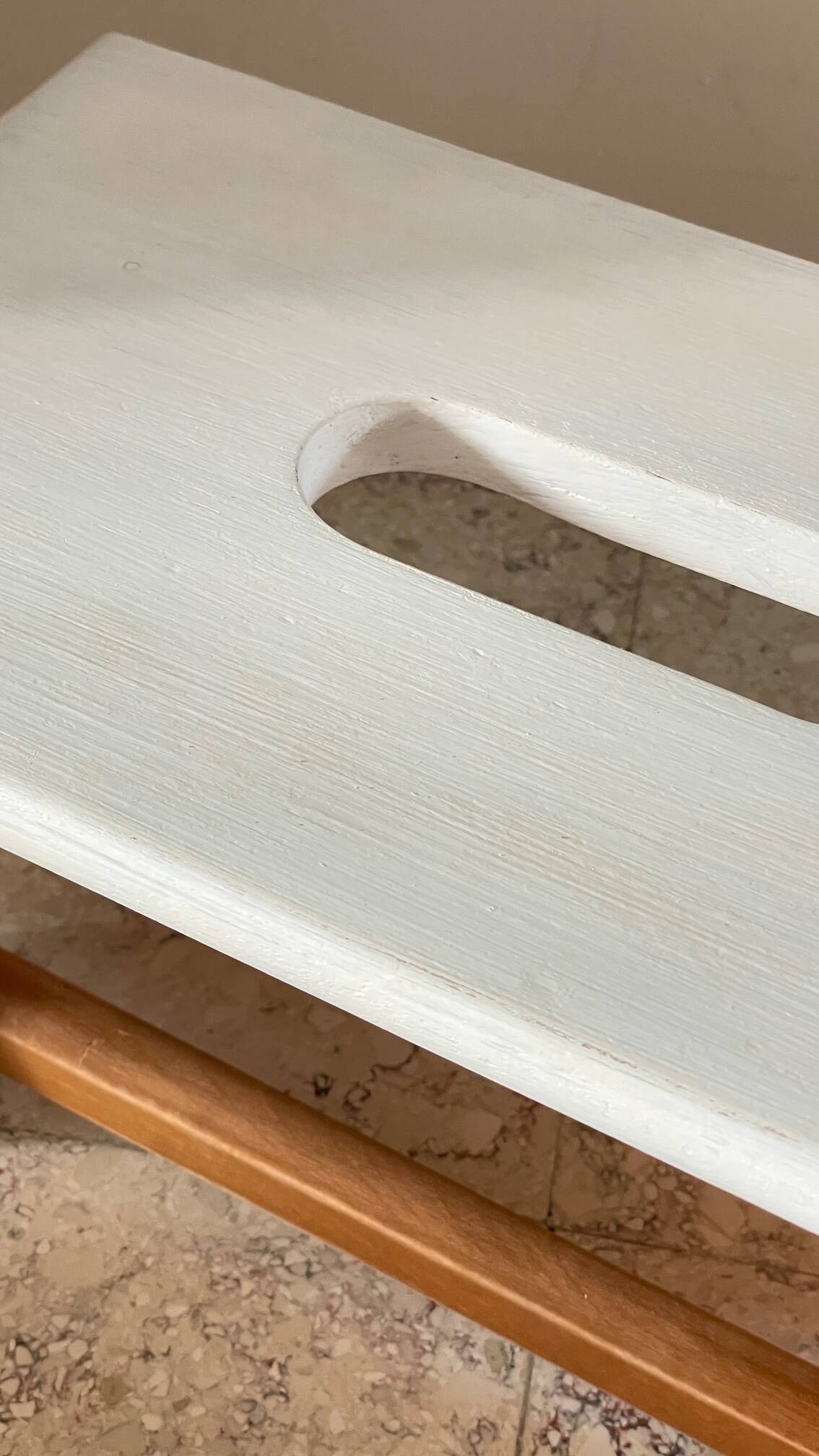 Tabouret vintage en hêtre et peint en blanc