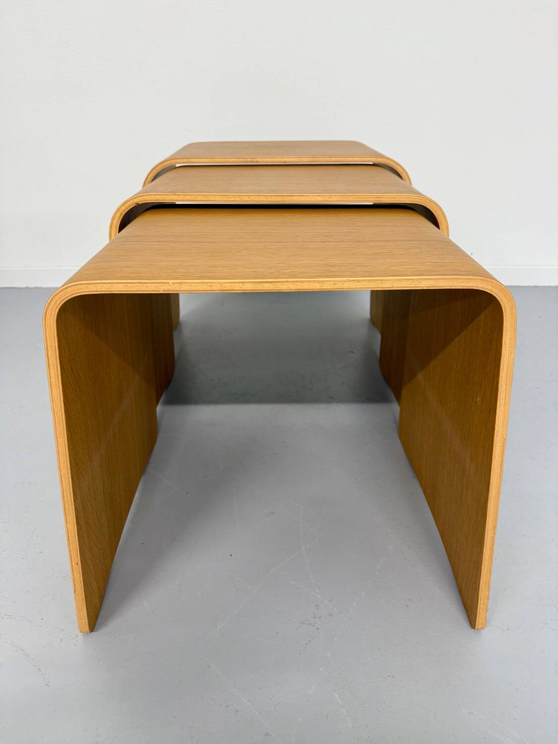 Set of 3 nesting coffee tables in thermoformed wood, 80s design
