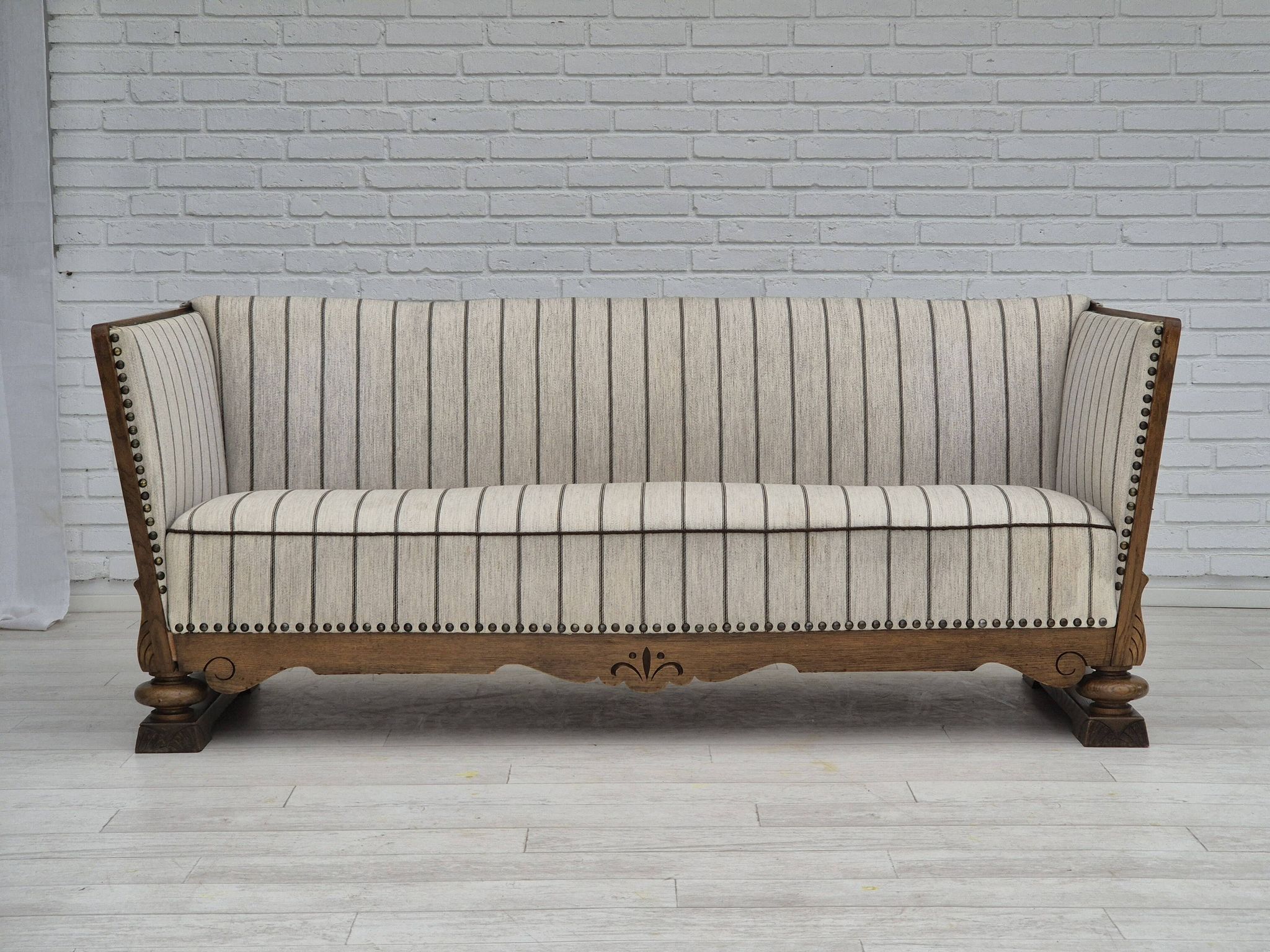 Années 1950, design scandinave, fauteuil retapissé, tissu blanc/gris clair, bois de chêne.