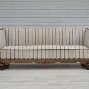 Années 1950, design scandinave, fauteuil retapissé, tissu blanc/gris clair, bois de chêne.