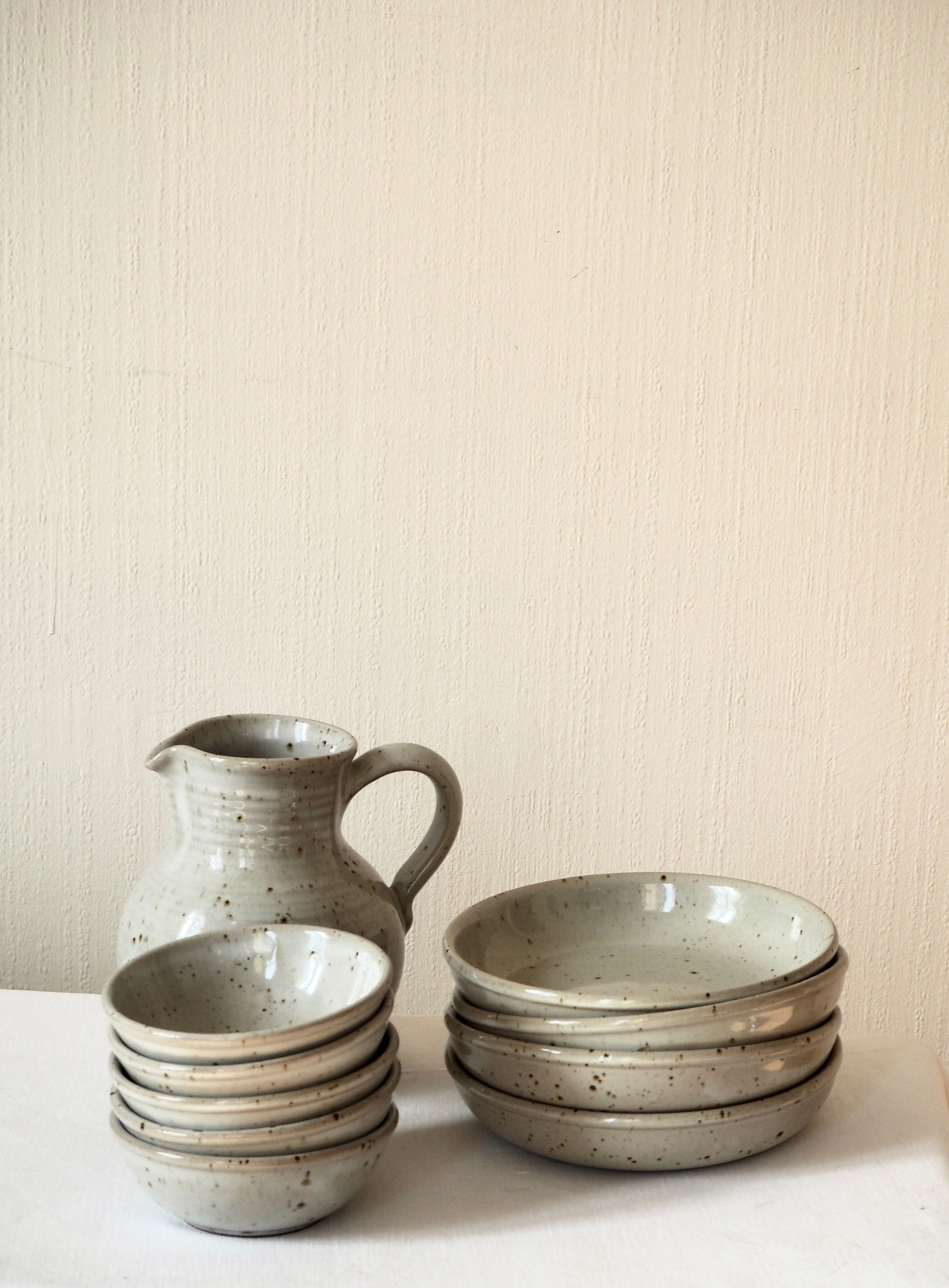 Set of 4 hollow plates in sandstone of the Marais