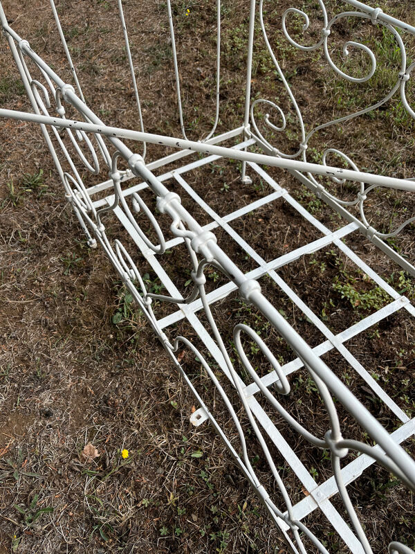 Lit d'enfant pliant avec ciel en fer forgé ou banquette de jardin romantique 19e