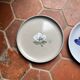 2 grandes assiettes bleues années 70
