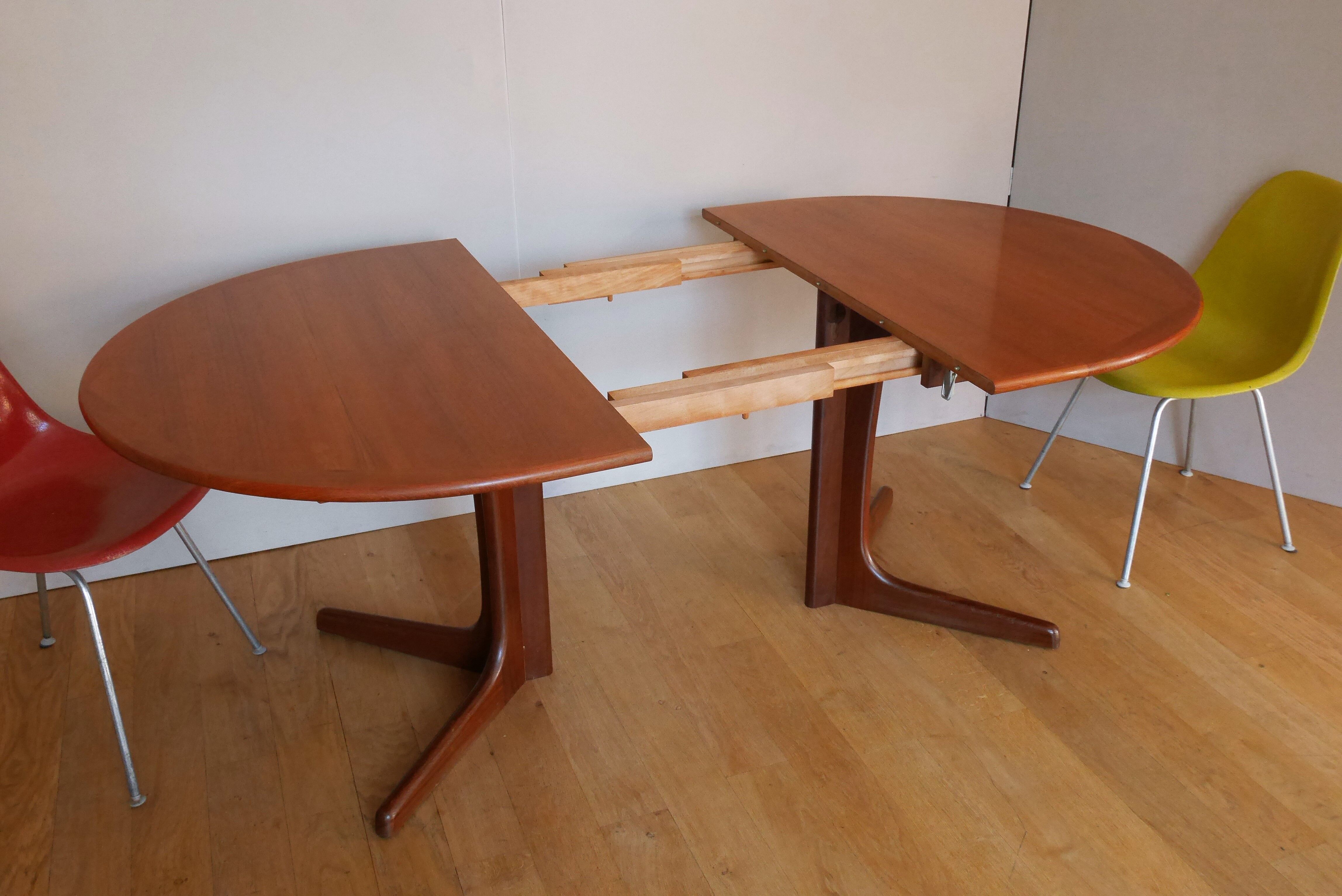 Scandinavian oval table in teak 2 60s extensions