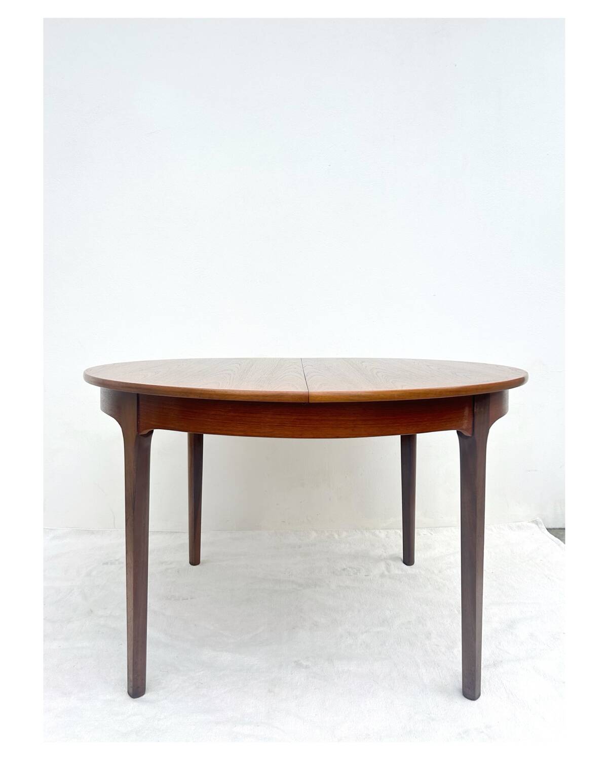 Scandinavian round table with extension