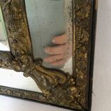 Miroir à parclose en laiton repoussé XIXème - 65x39cm