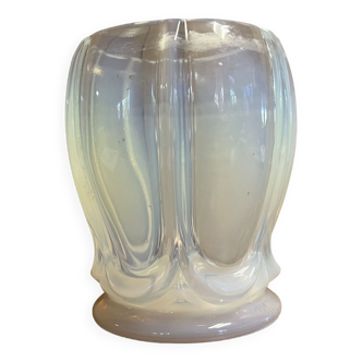 Vase en verre pressé/moulé opalescent, modèle aux godrons vers 1925