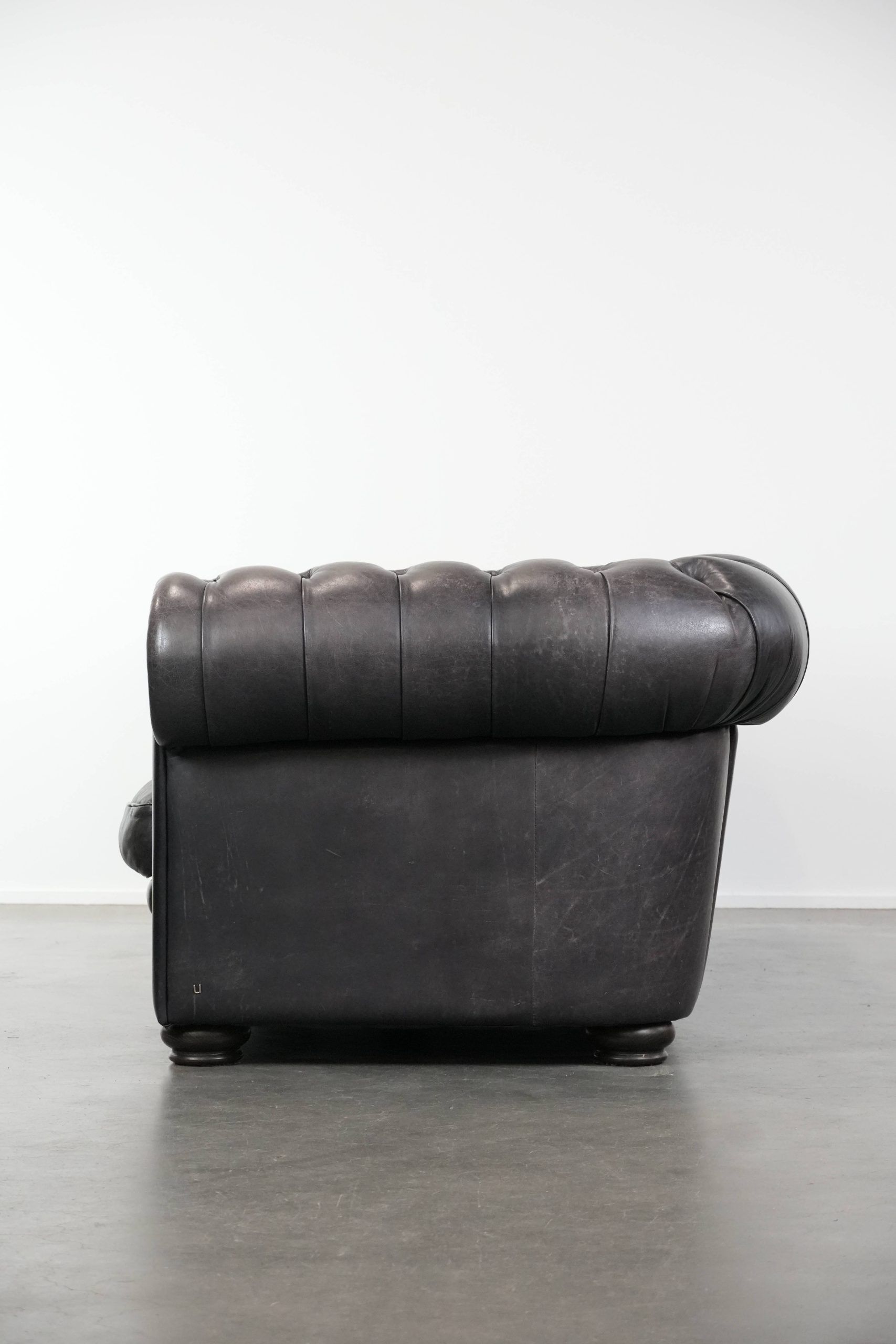 Black chesterfield 3-seater sofa made of cowhide leather in English style
