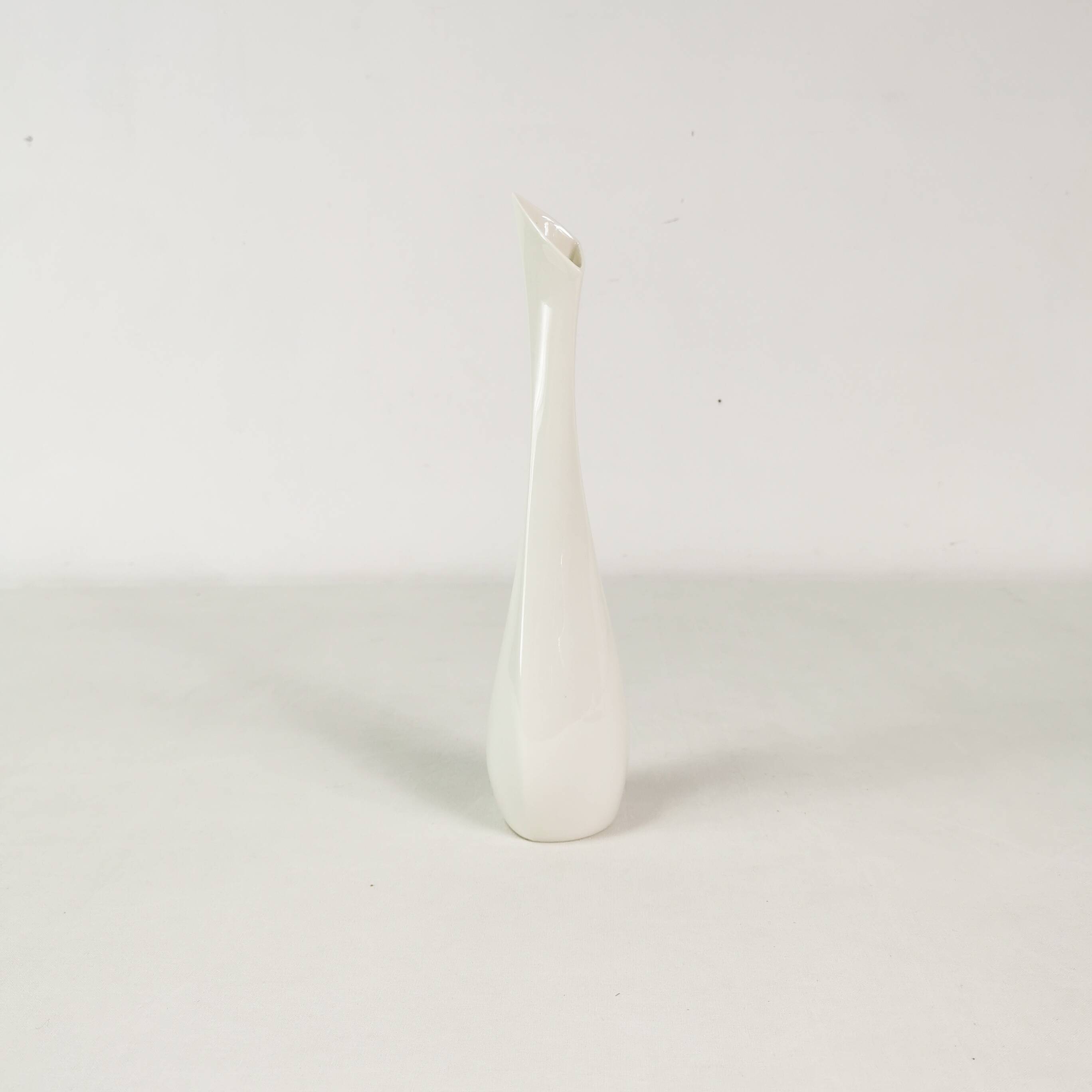 Minimalistyczny wazon porcelanowy, Sgrafo Modern, proj. Peter Muller, late 60.