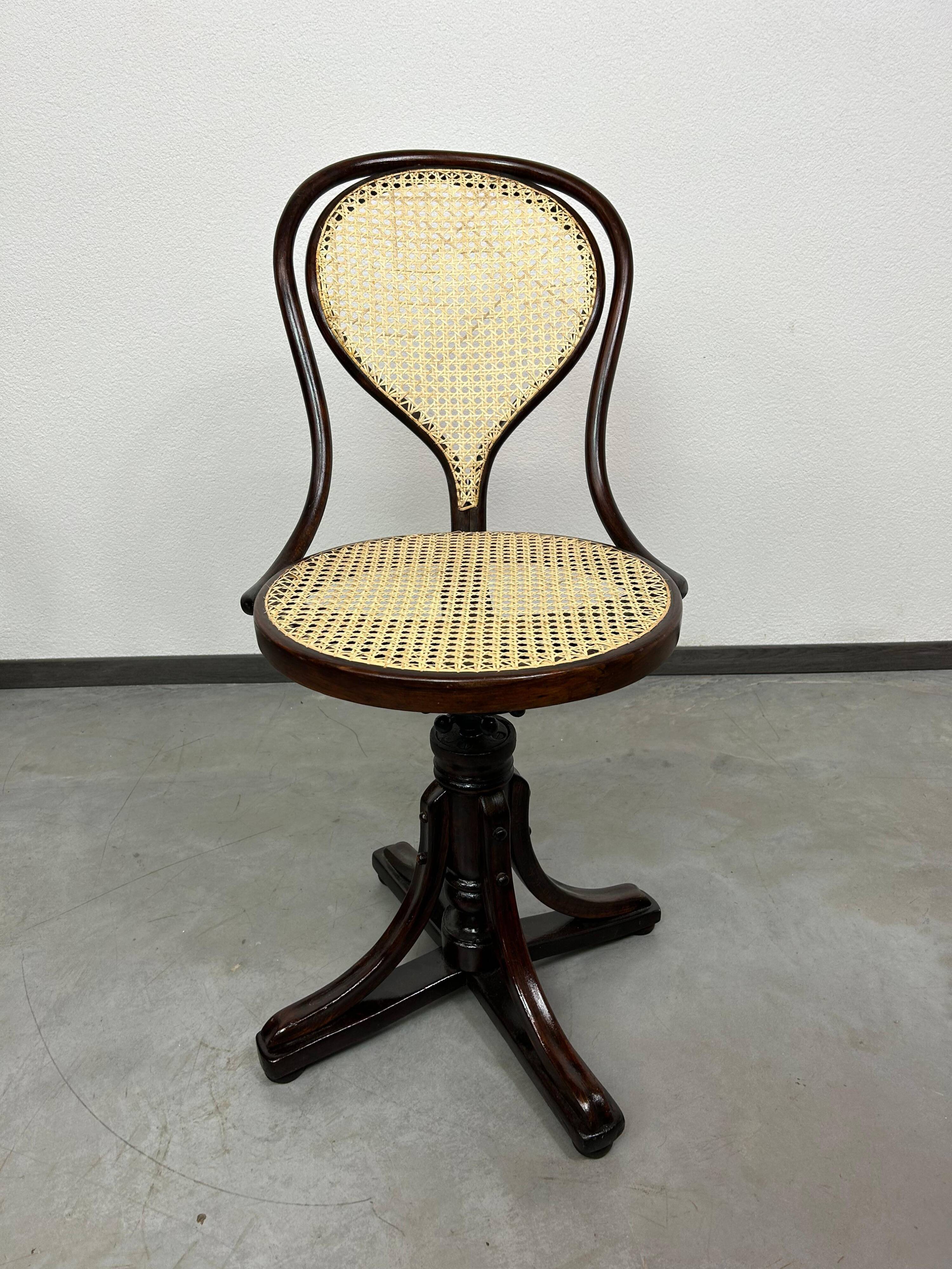 Chaise pivotante en bois courbé n°9 par J.J.Kohn