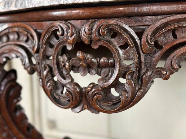 Console Louis XV en bois sculpté, marbre gris des Ardennes, XVIIIème siècle