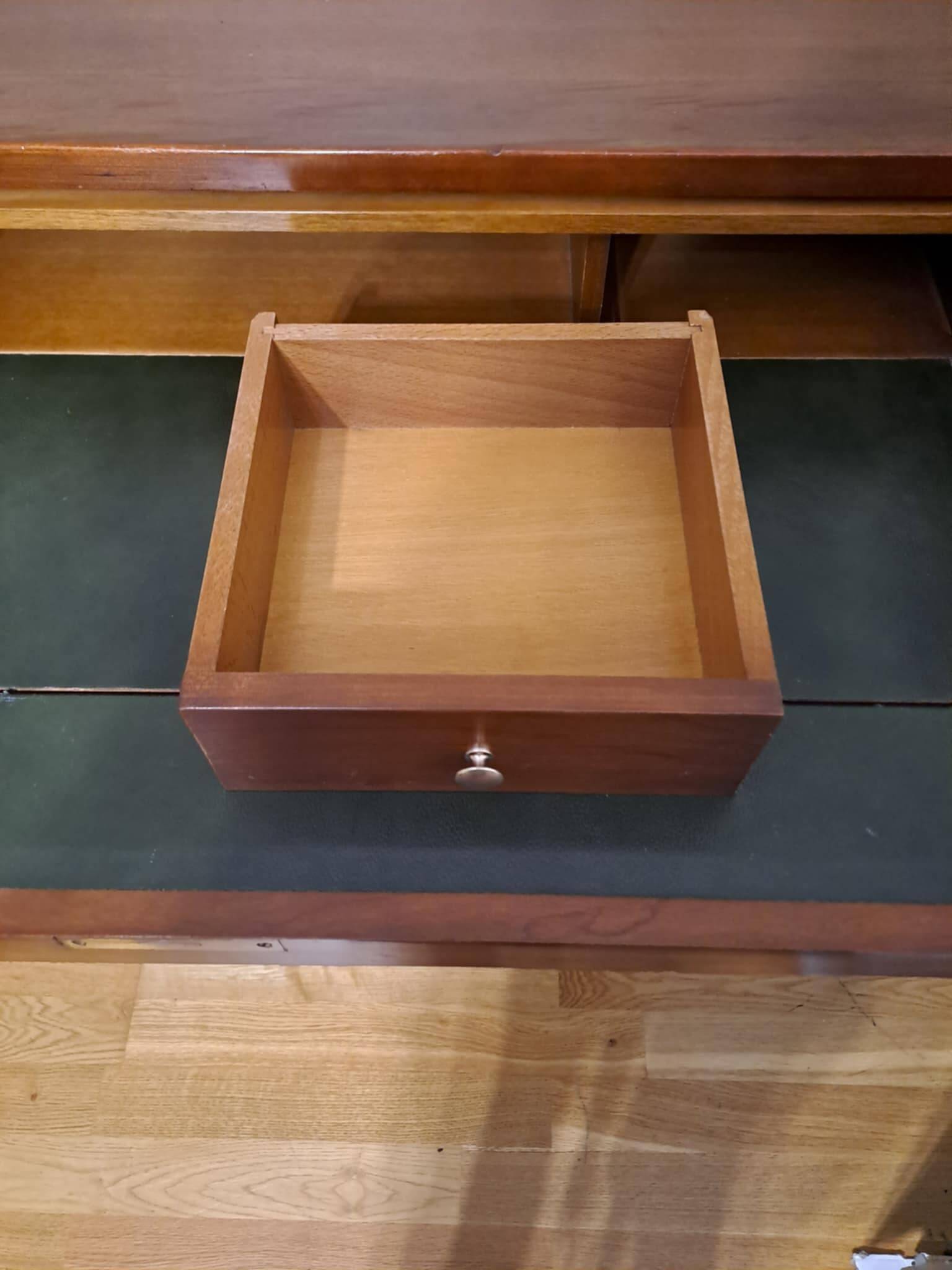 Mahogany chest of drawers