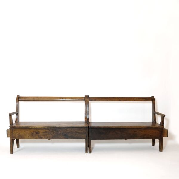 Banc artisanal en bois avec accoudoir et tiroir à droite.