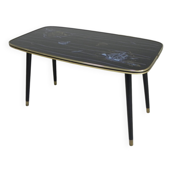 Table basse vintage avec plateau en verre et pieds angulaires