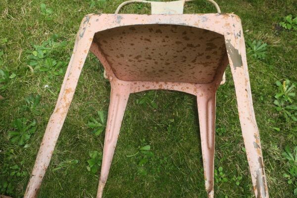 Lot de 3 chaises de jardin empilables de bistrot patinées d'inspiration Tolix du début du XXe siècle