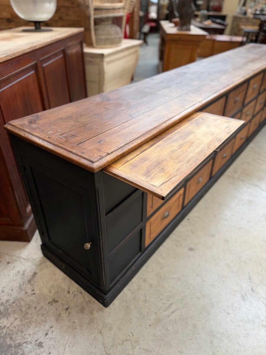 Immense workshop furniture from the early 20th century.