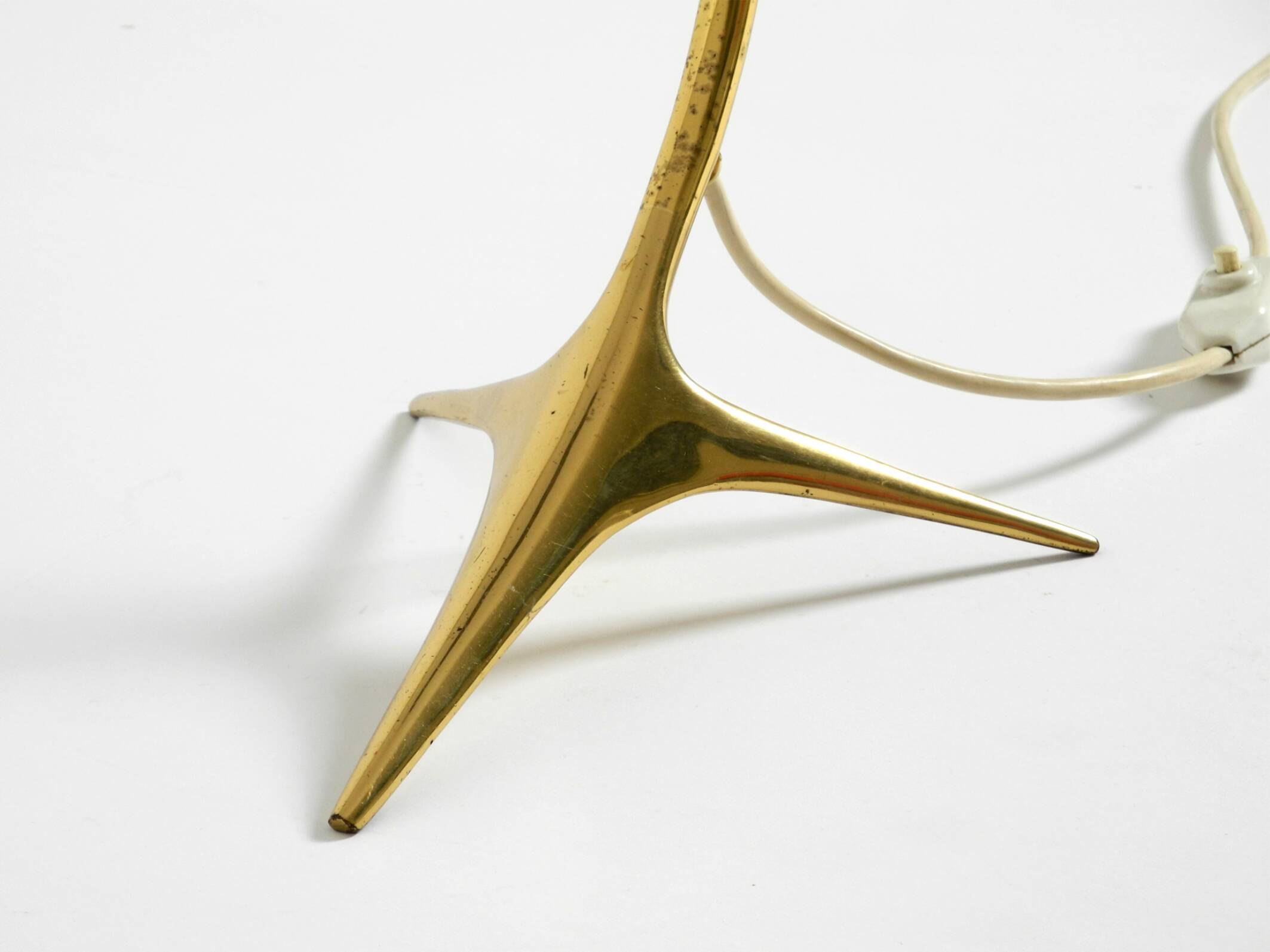 Large mid-century modern brass crow's foot table lamp by Kalmar Austria