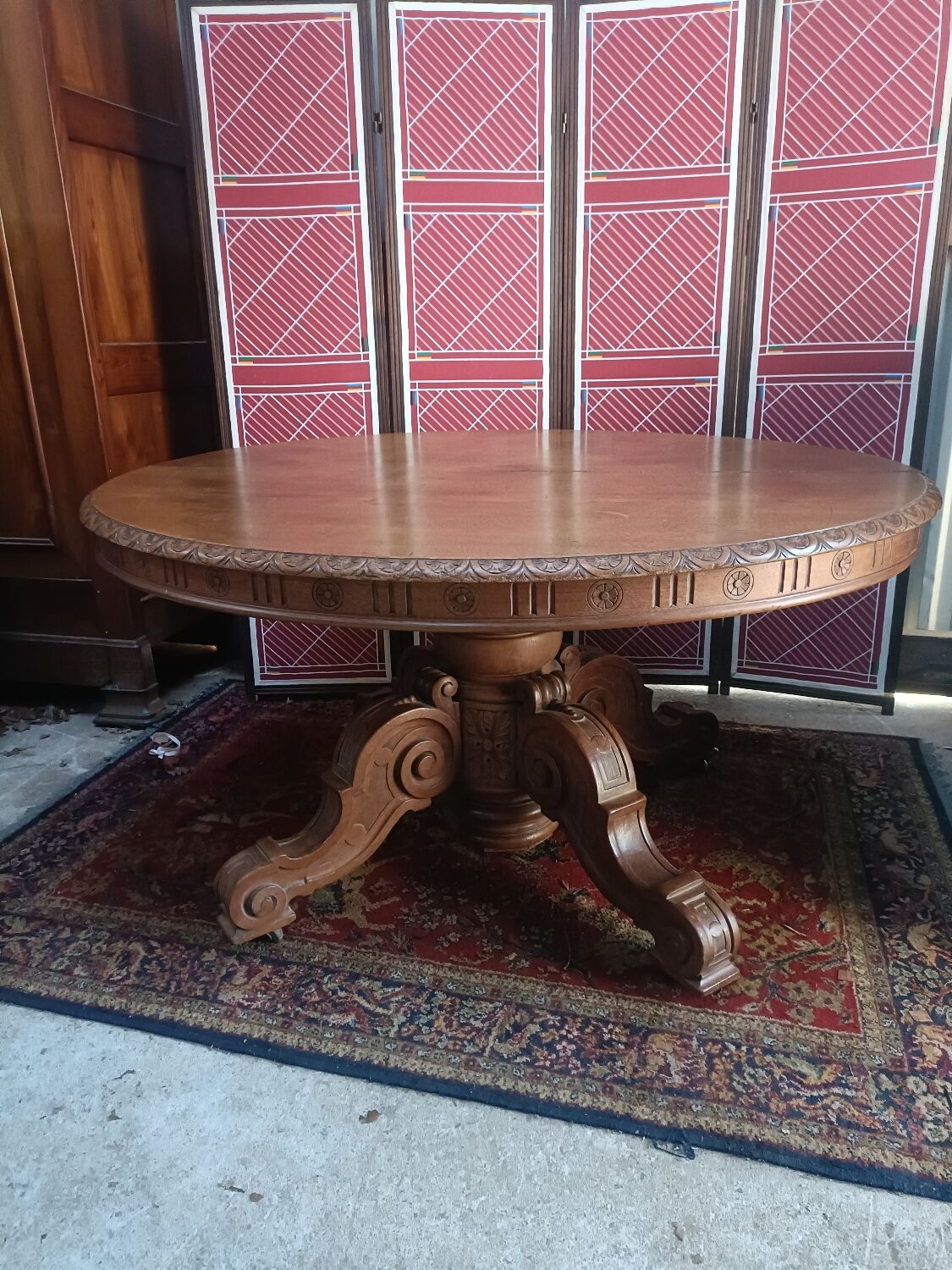 Oval table Renaissance style 8 seats, central foot, late nineteenth