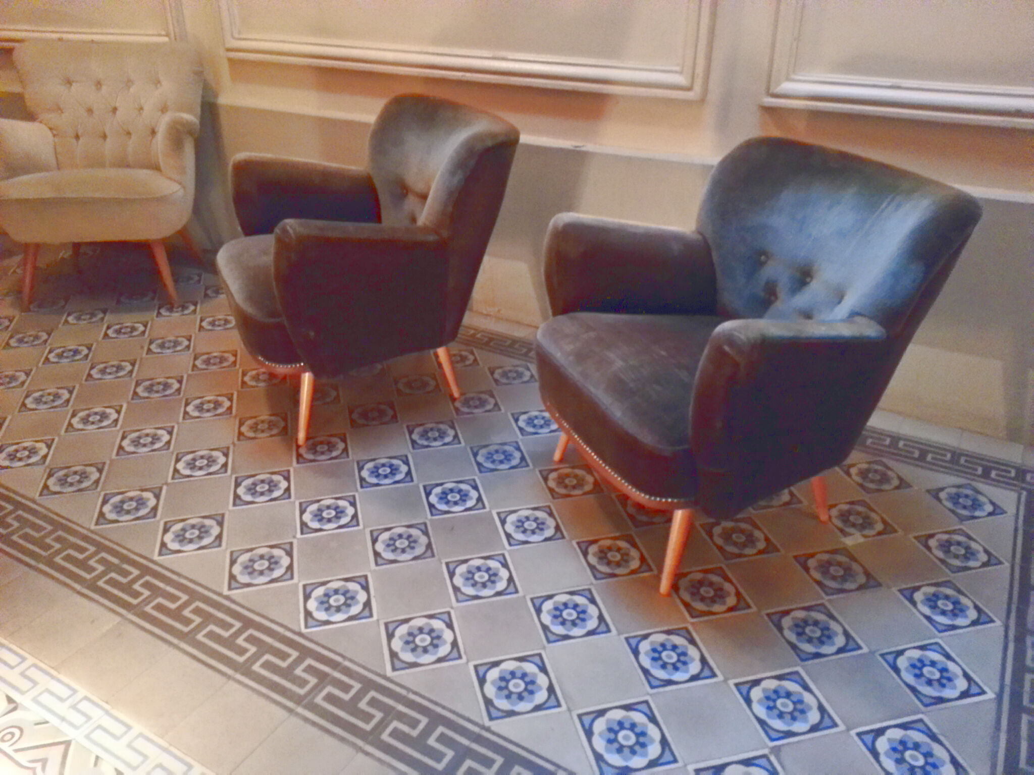 1 cute little round Chair 50 years