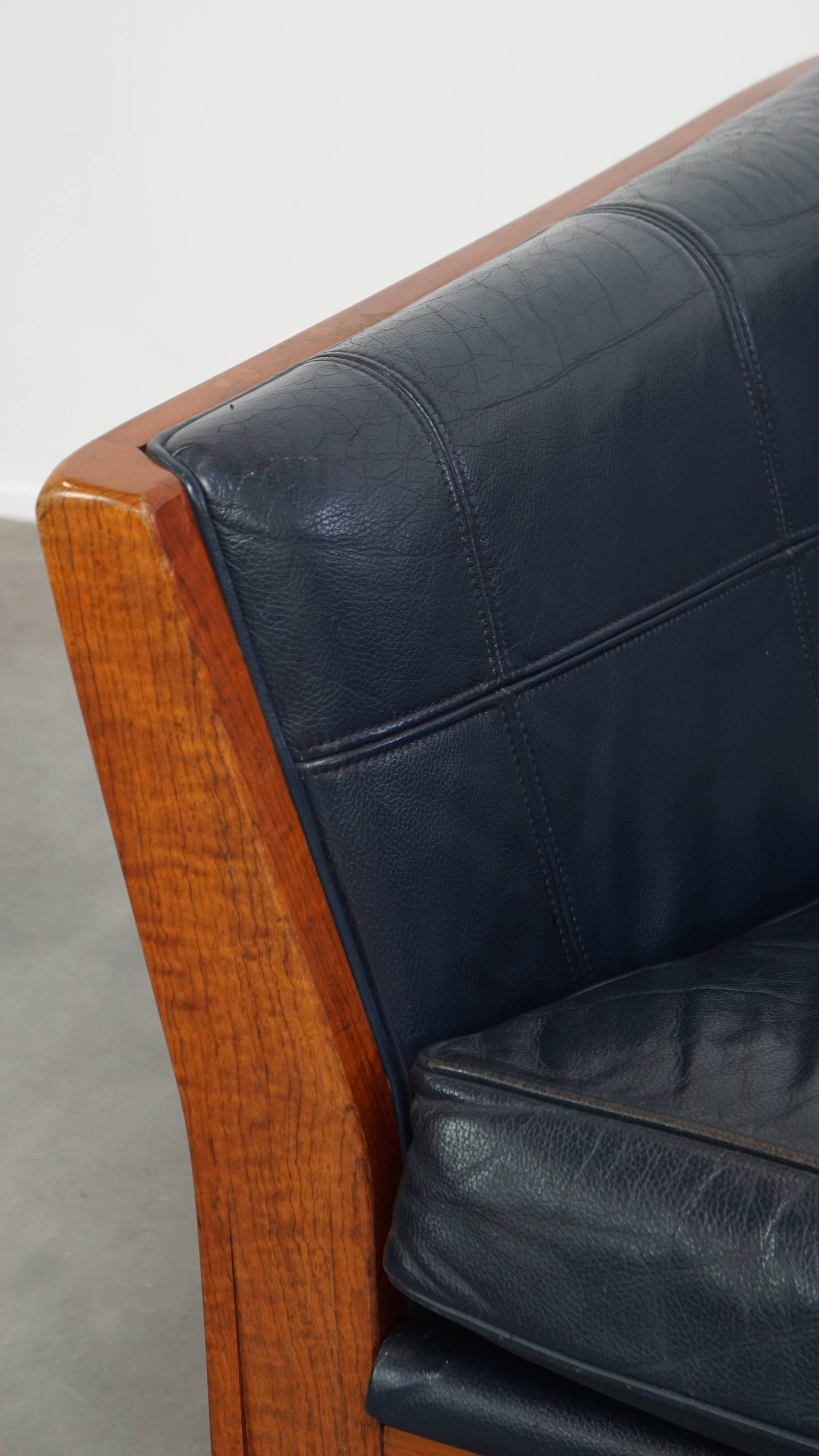 Canapé Art Déco 2,5 places avec boiseries et cuir de vachette bleu foncé