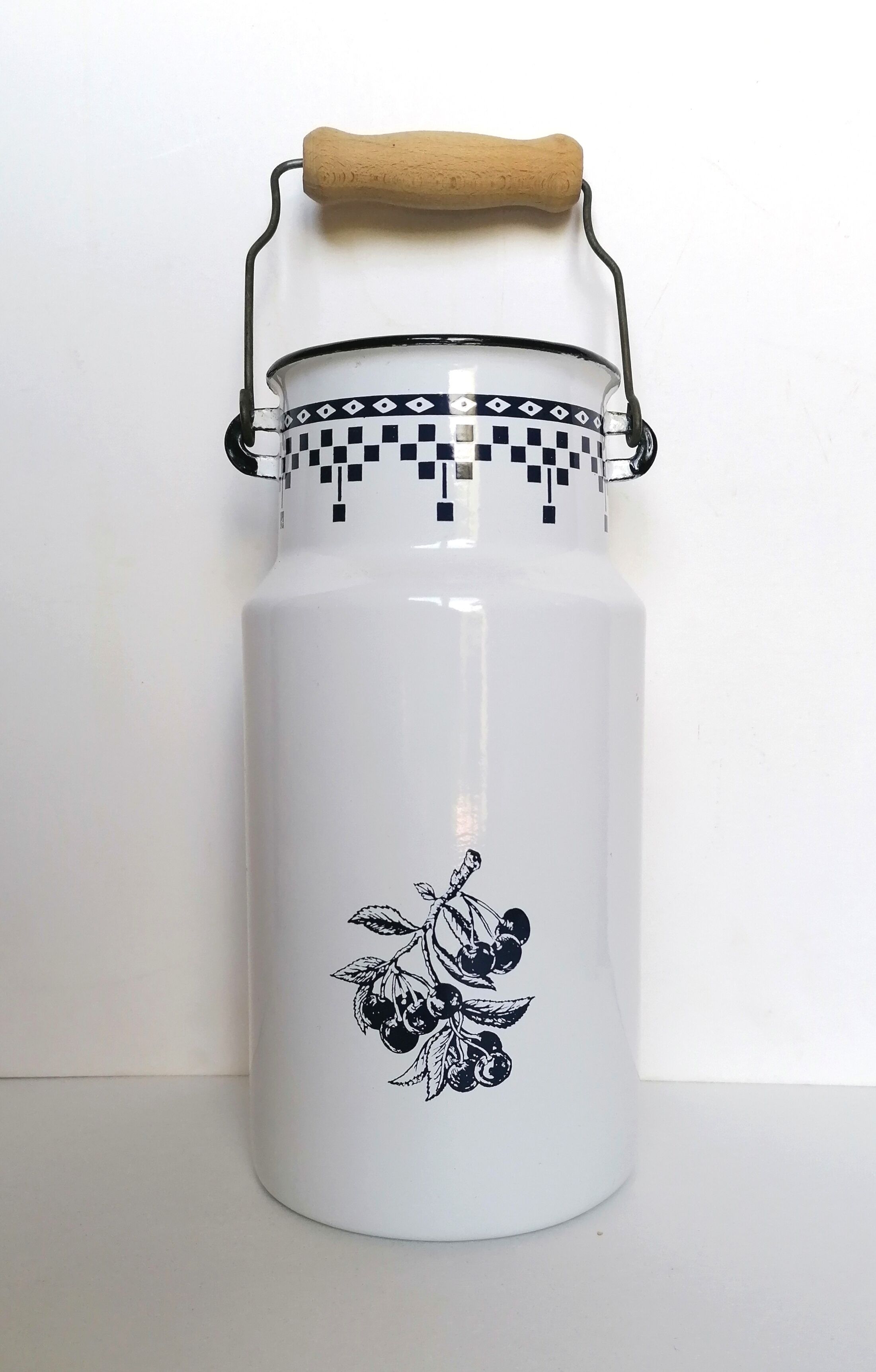 Enamelled sheet metal milk jar