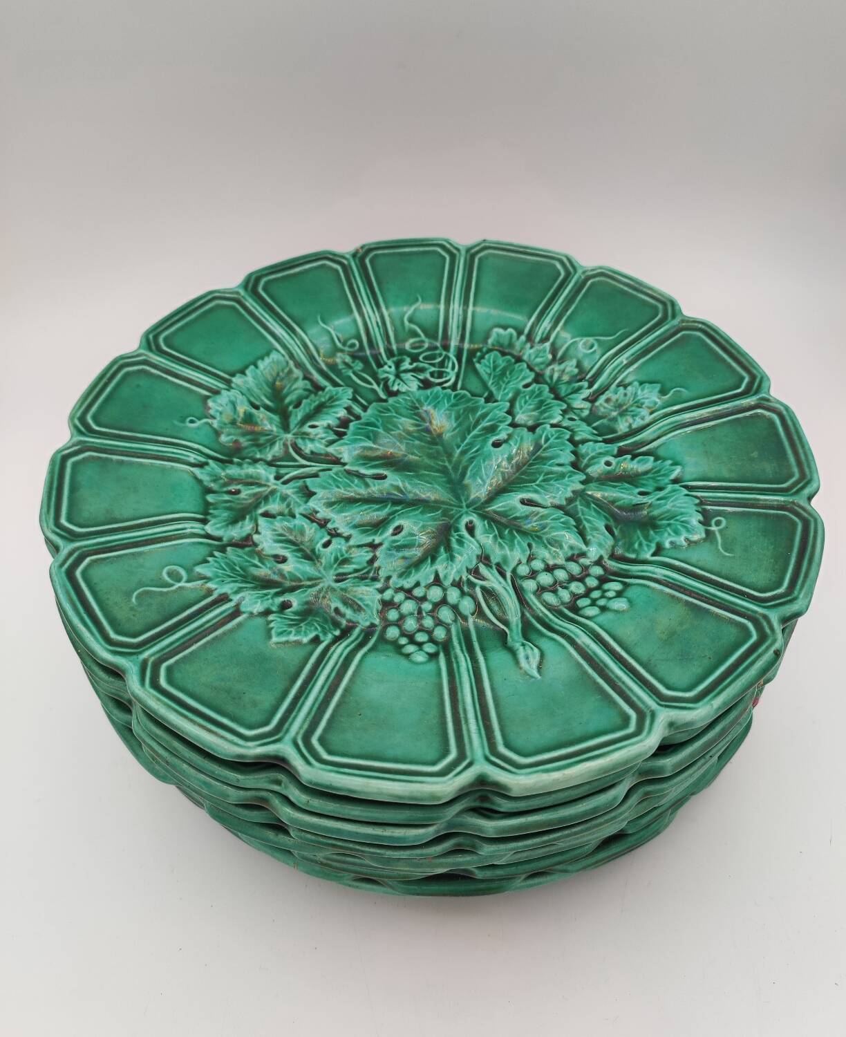 10 ceramic plates with vine decor