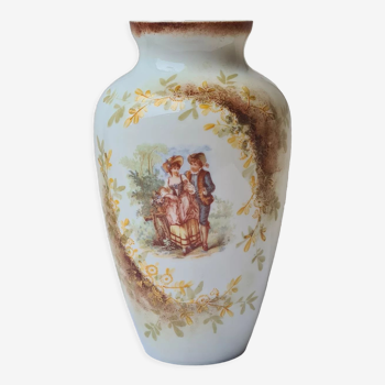 Vase opaline émaillé à décor de scène galante