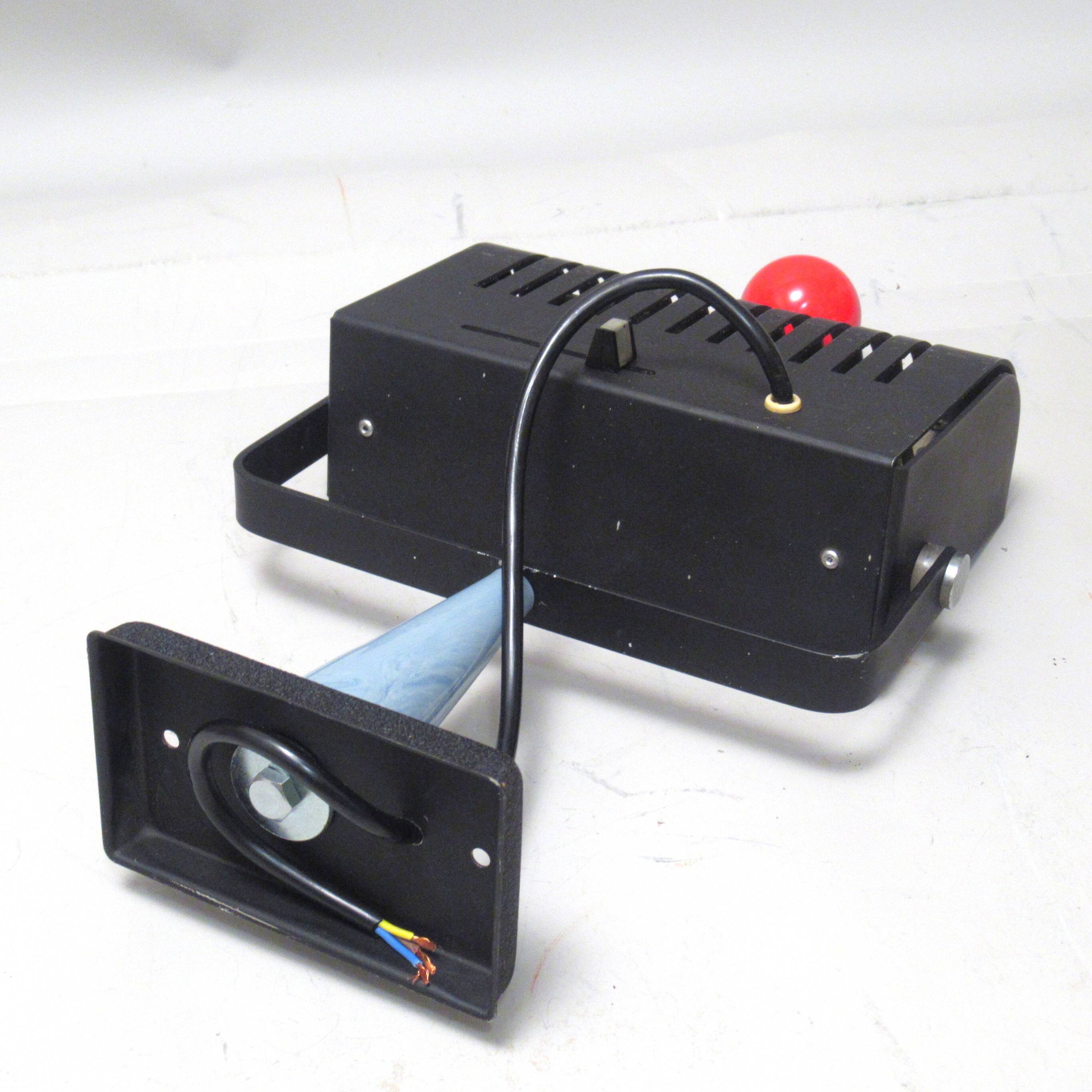 Italian post-modern wall light from the 1980s.