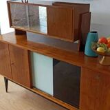 Buffet long moderniste des années 1970.