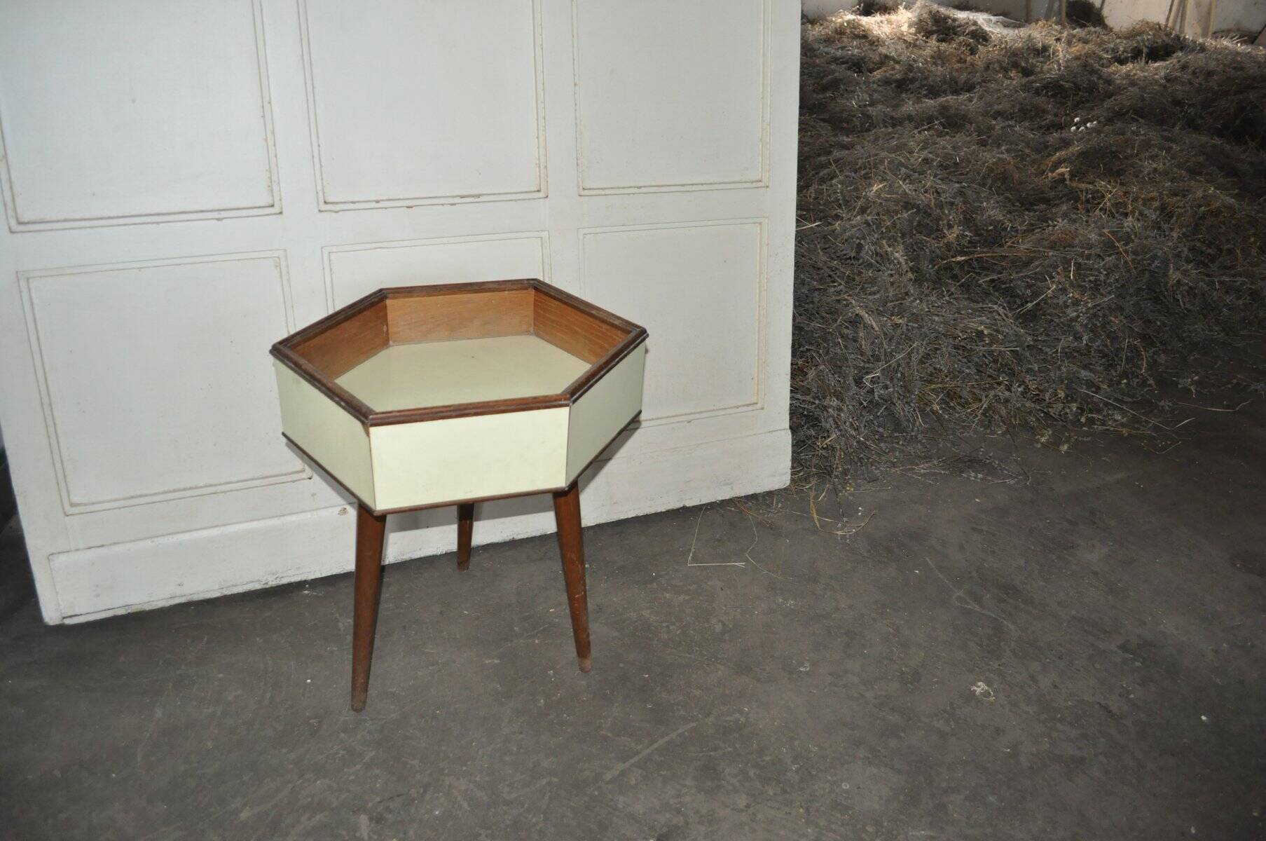Octagonal Art Deco planter in painted brown and white wood, pedestal from the 1940s.