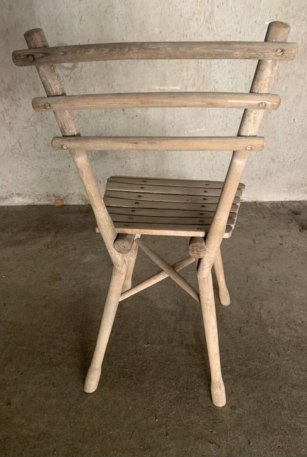 Chaise brutaliste en bois
