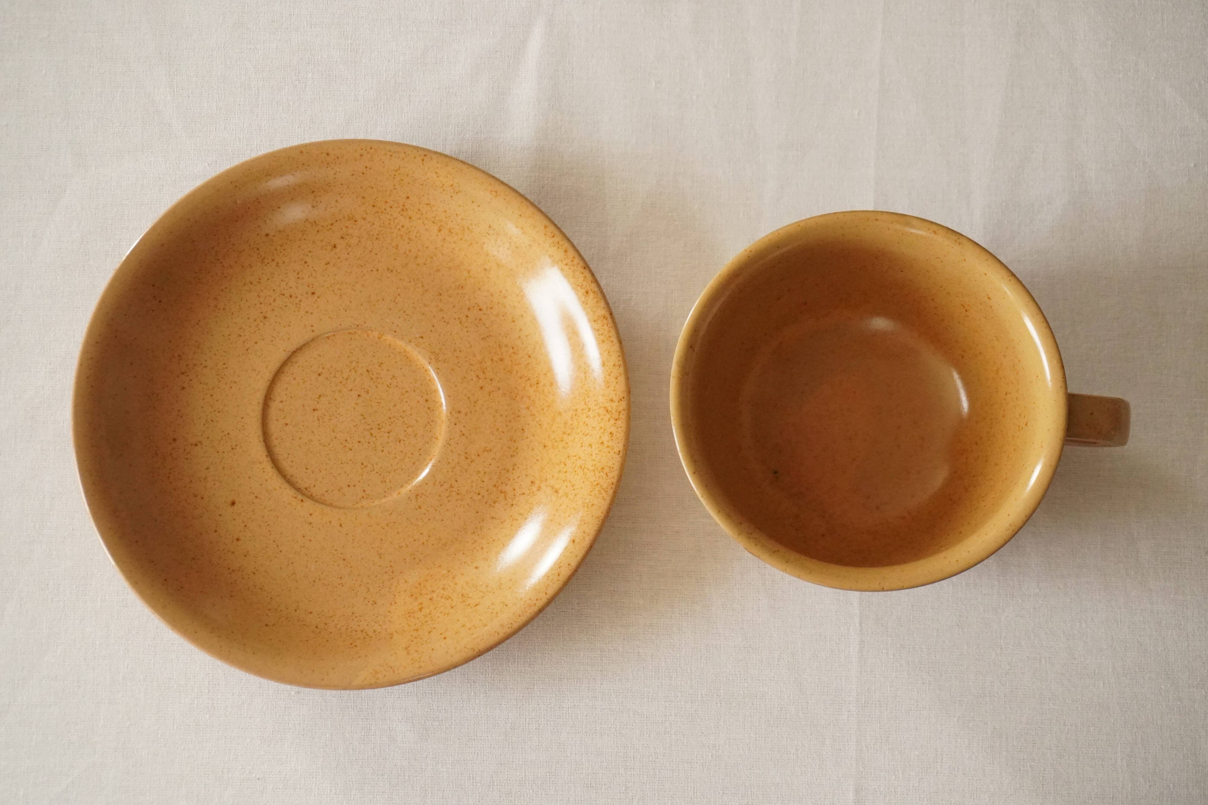 Lot de 2 tasses à thé et soucoupes en grès marron clair