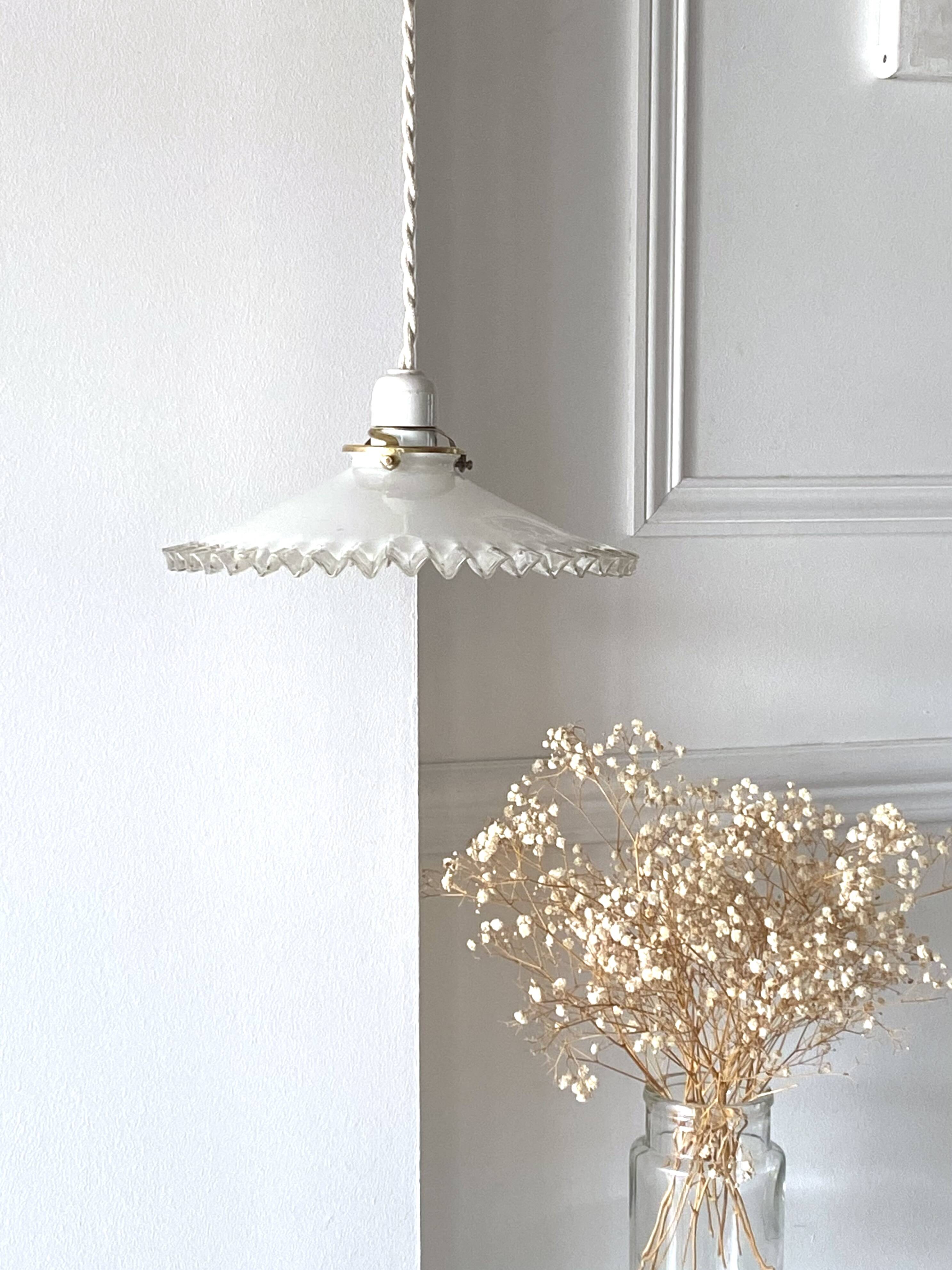 Suspension in white opaline