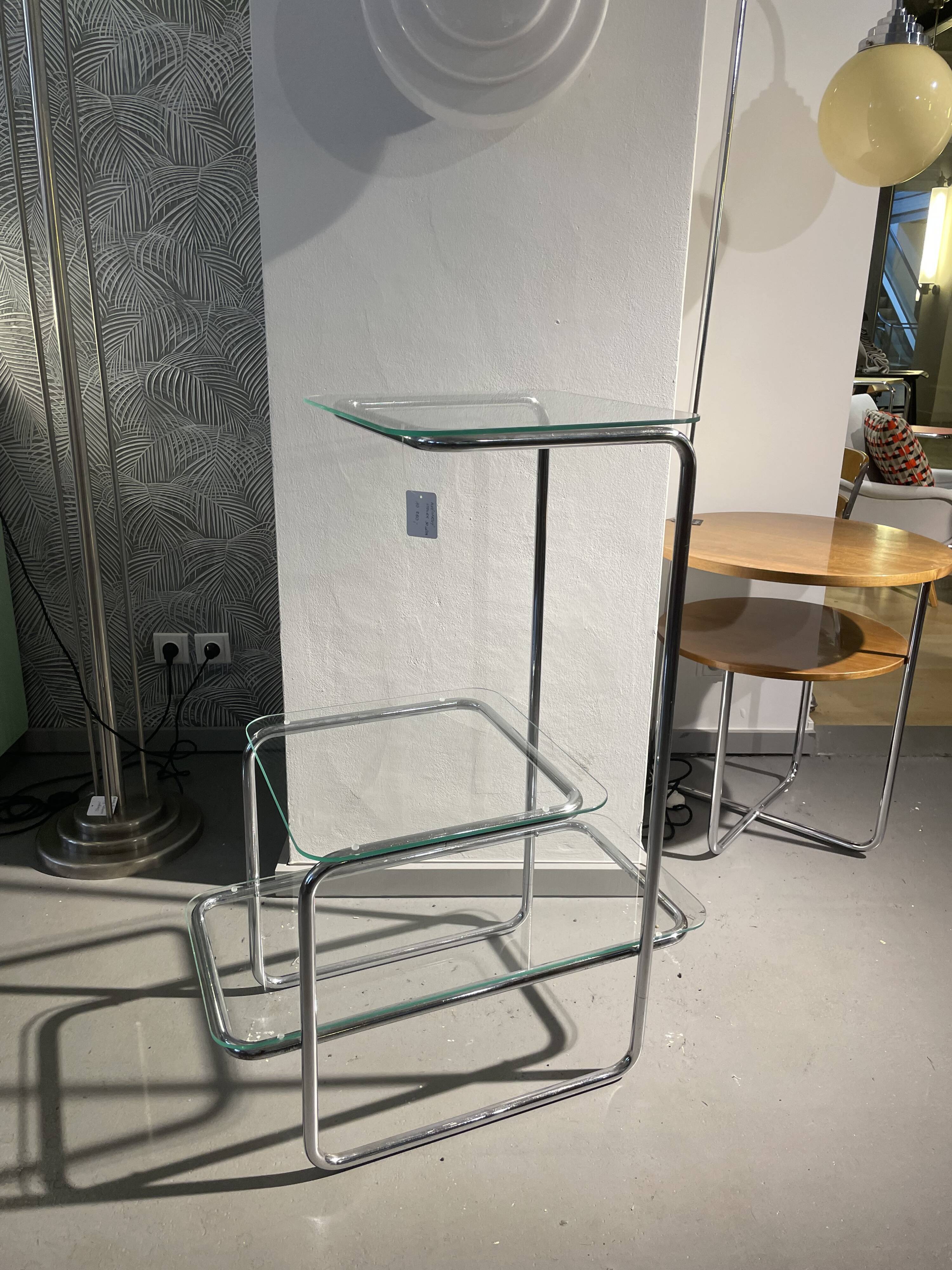 Table fleurie avec étagères en verre transparent