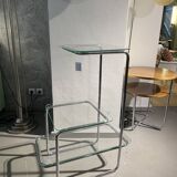 Table fleurie avec étagères en verre transparent