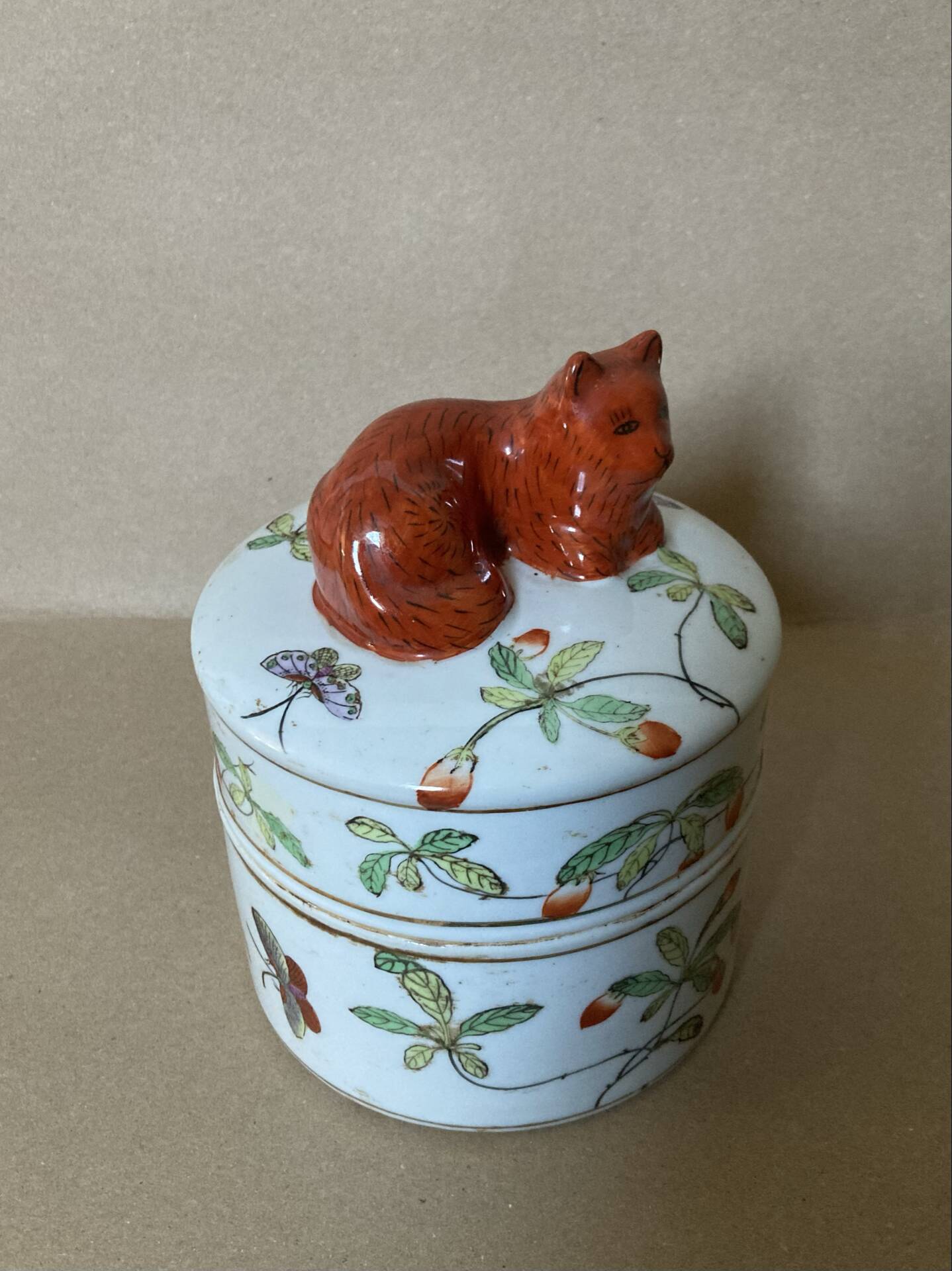 Pot couvert en faïence IMARI décor fait main, fleurs papillons et chat
