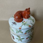 Covered pot in IMARI earthenware, hand-painted decoration, flowers, butterflies, and cat.