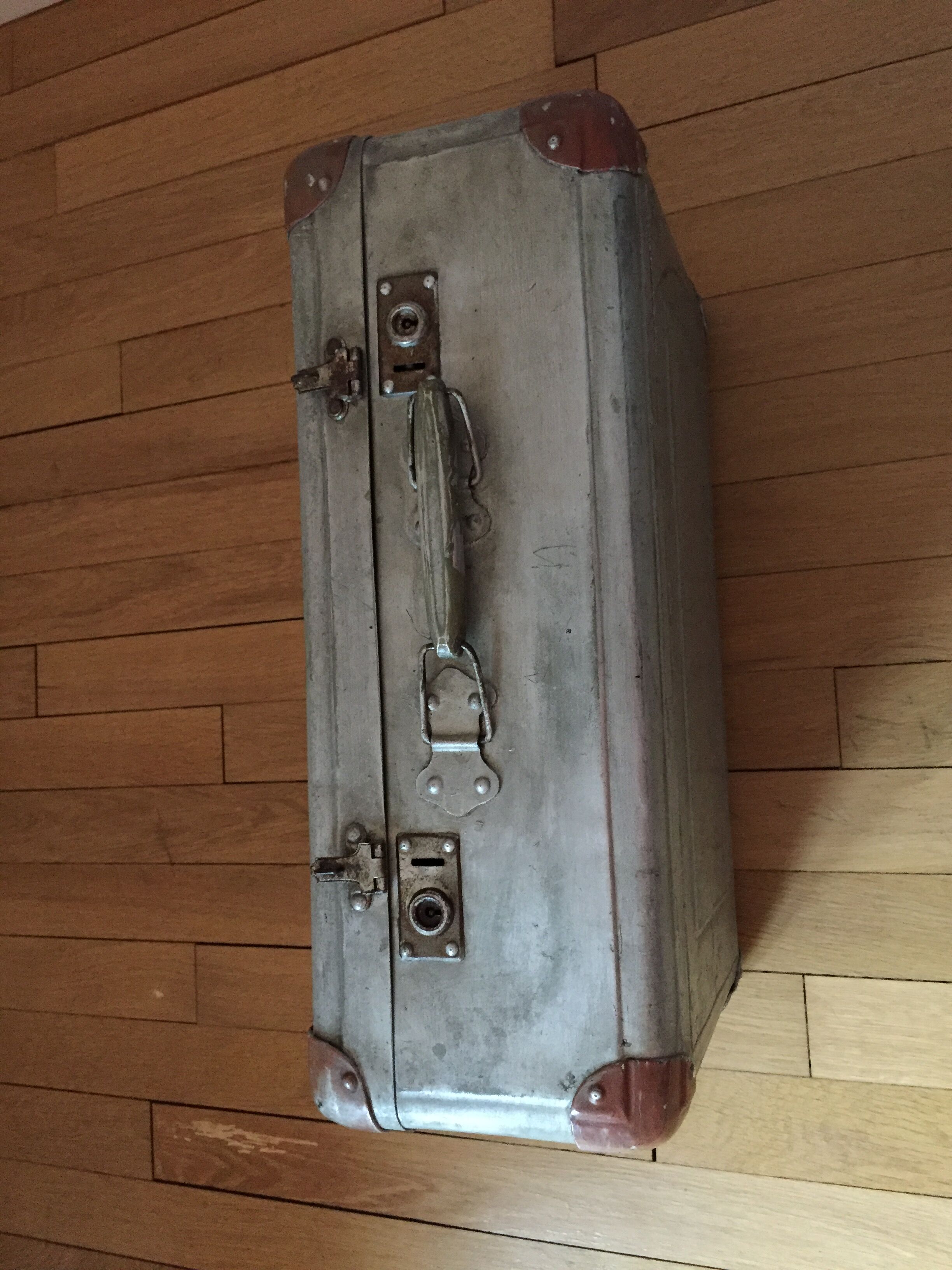 Valise en aluminium vintage