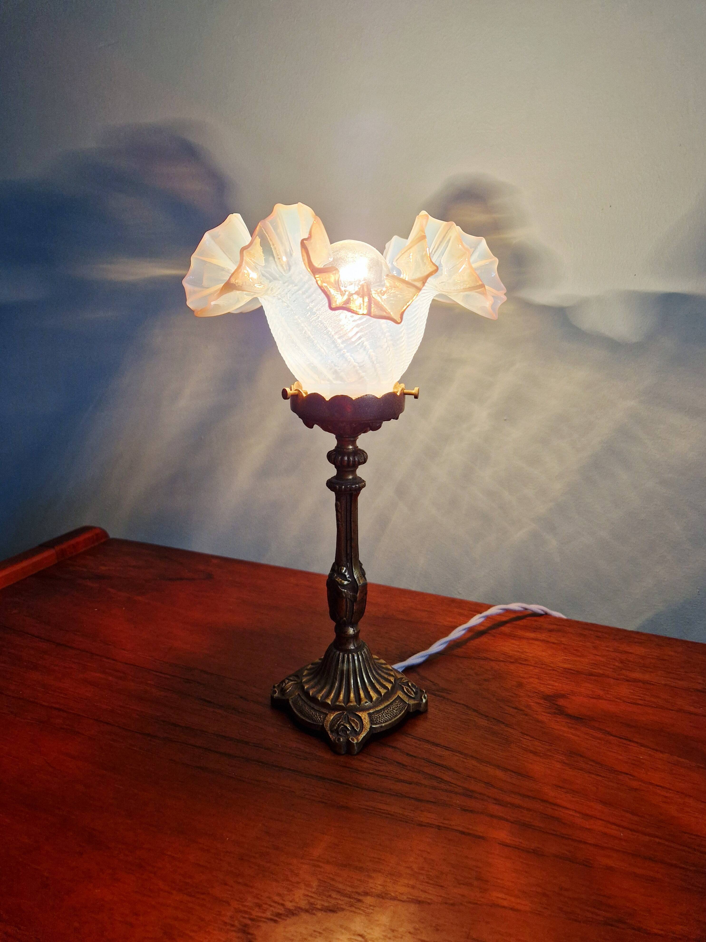 Table lamp in gilded bronze with opalescent glass shade, early 20th century.