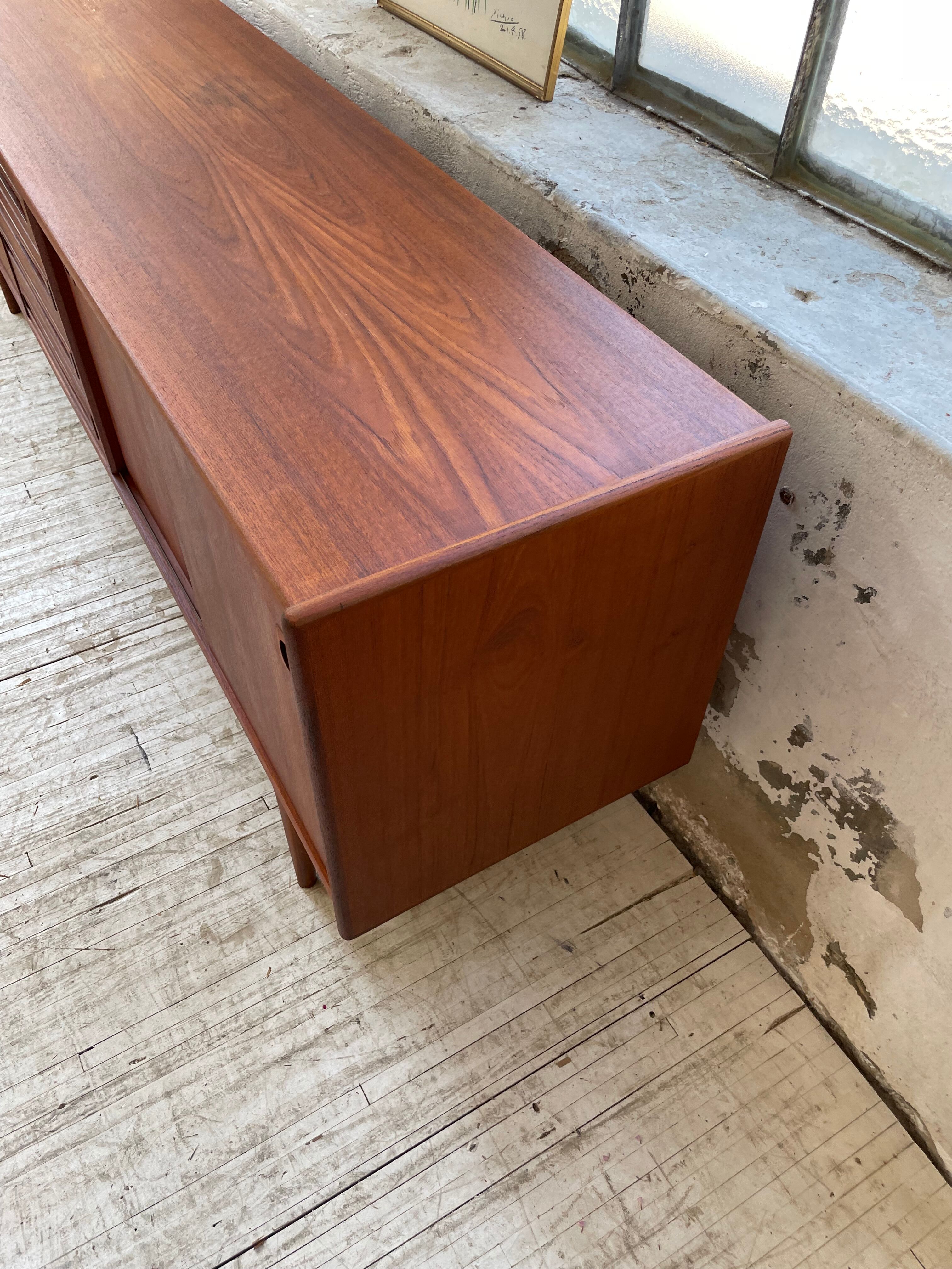 Teak row Johannes Andersen Samcom