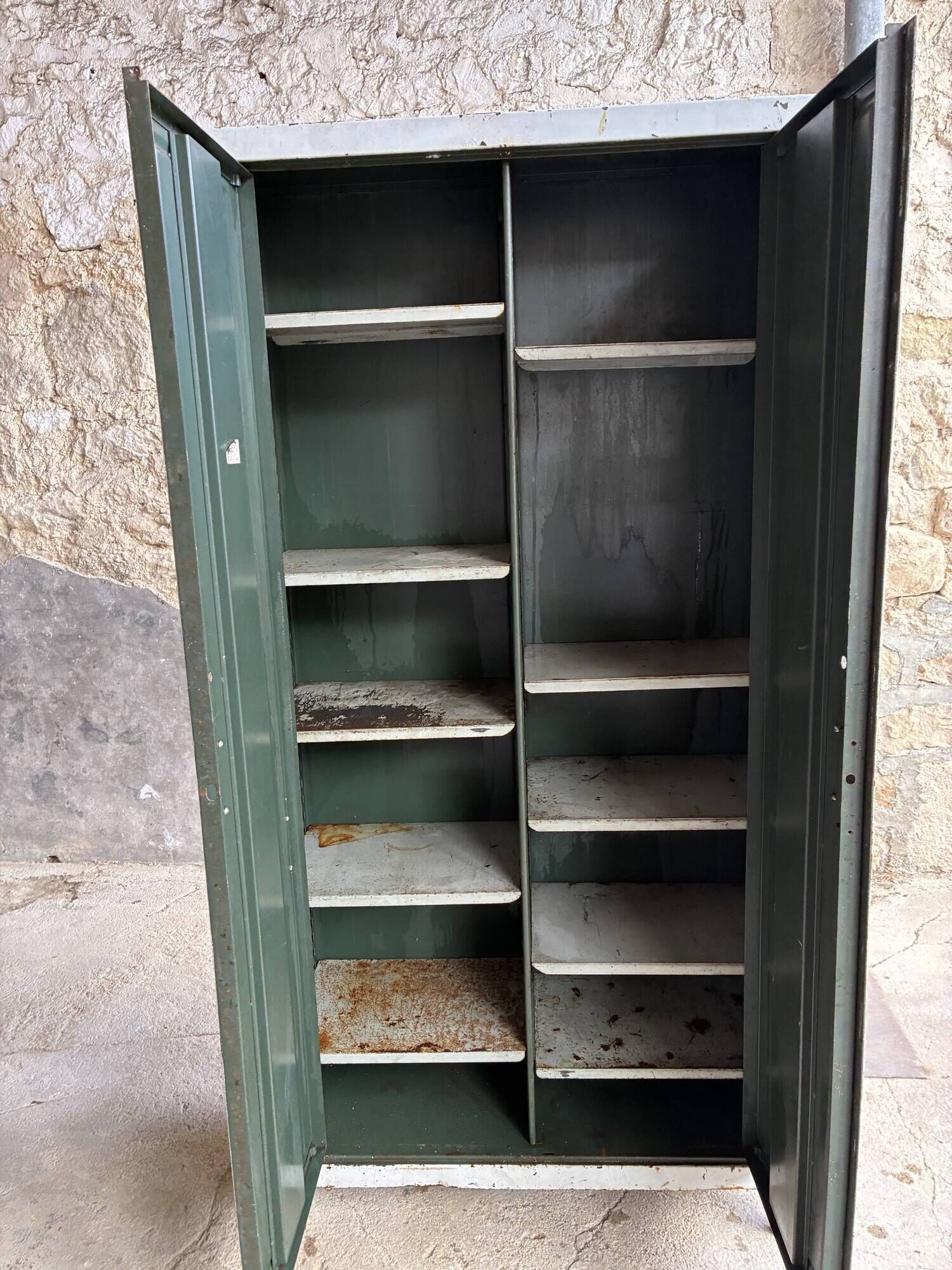 Armoire industrielle d’atelier en métal riveté - vintage 1960