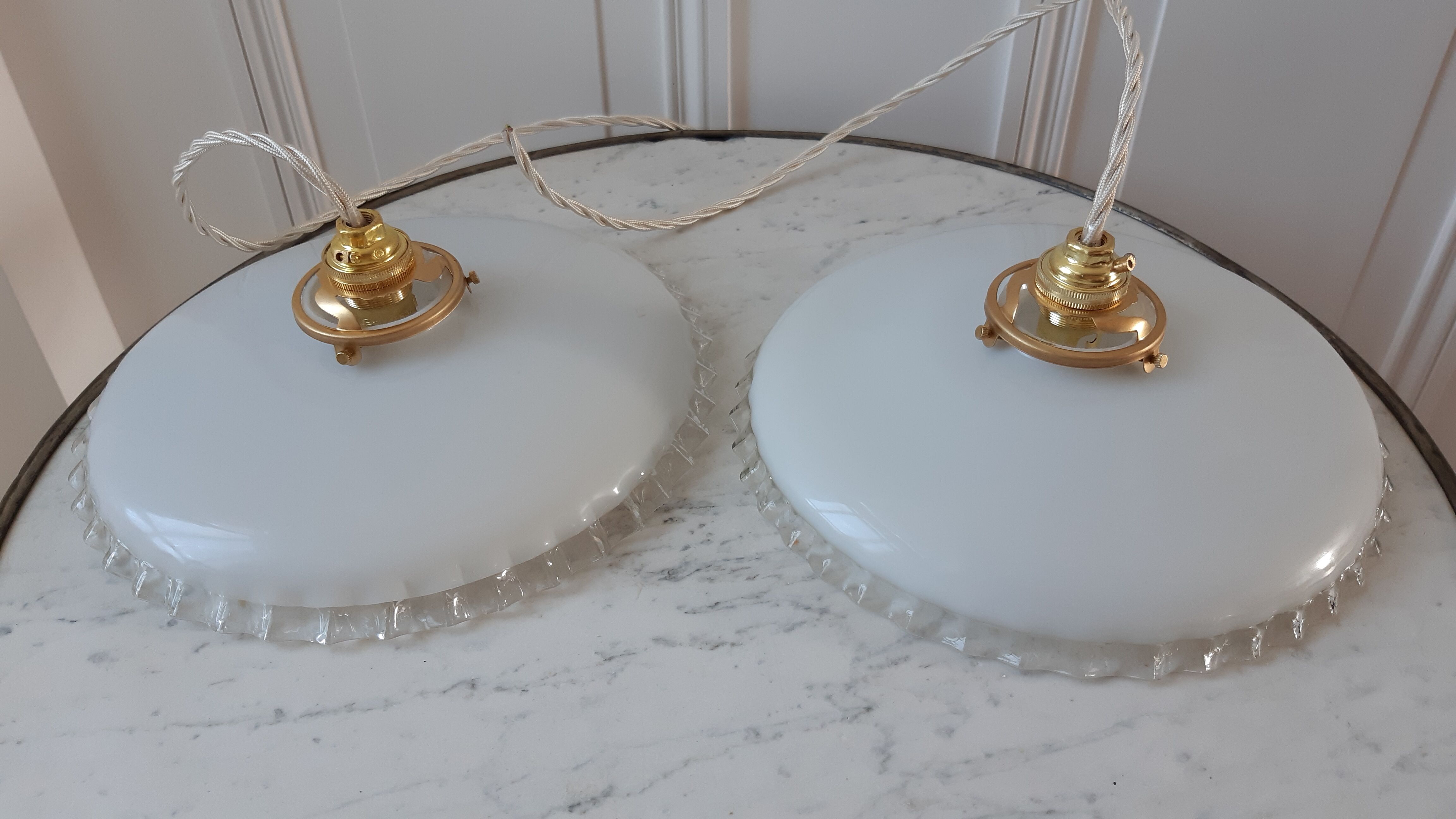 Pair of suspensions in pleated opaline and rounded border 30-40s