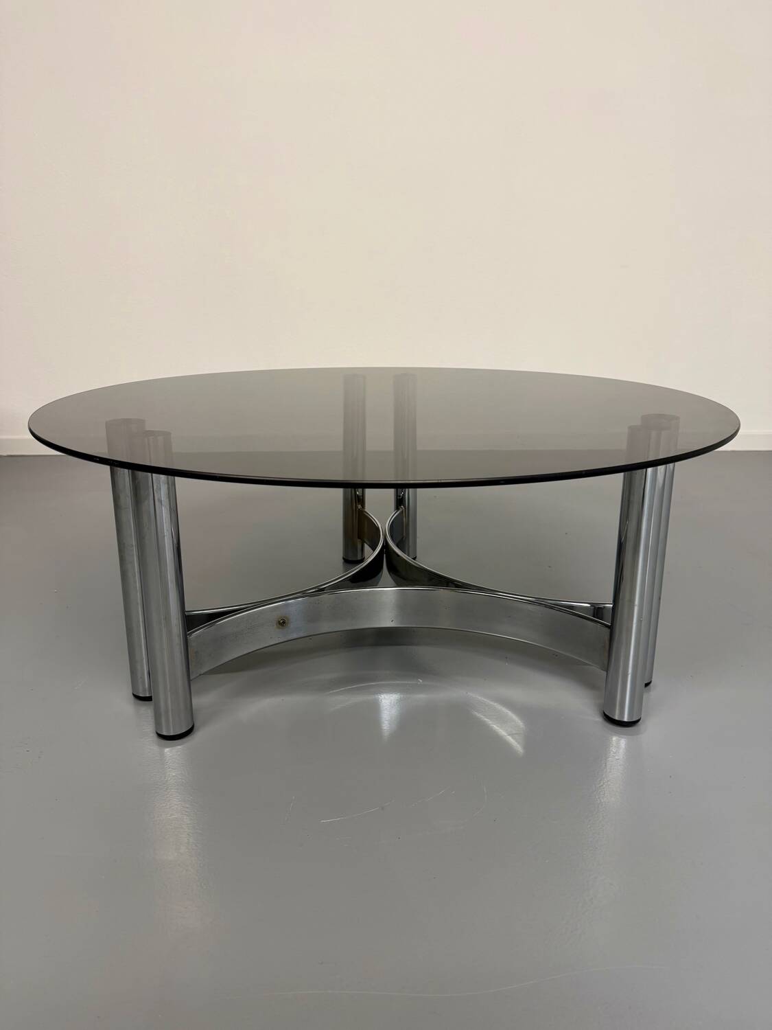 Round coffee table in smoked glass and chrome steel, 1970s design.