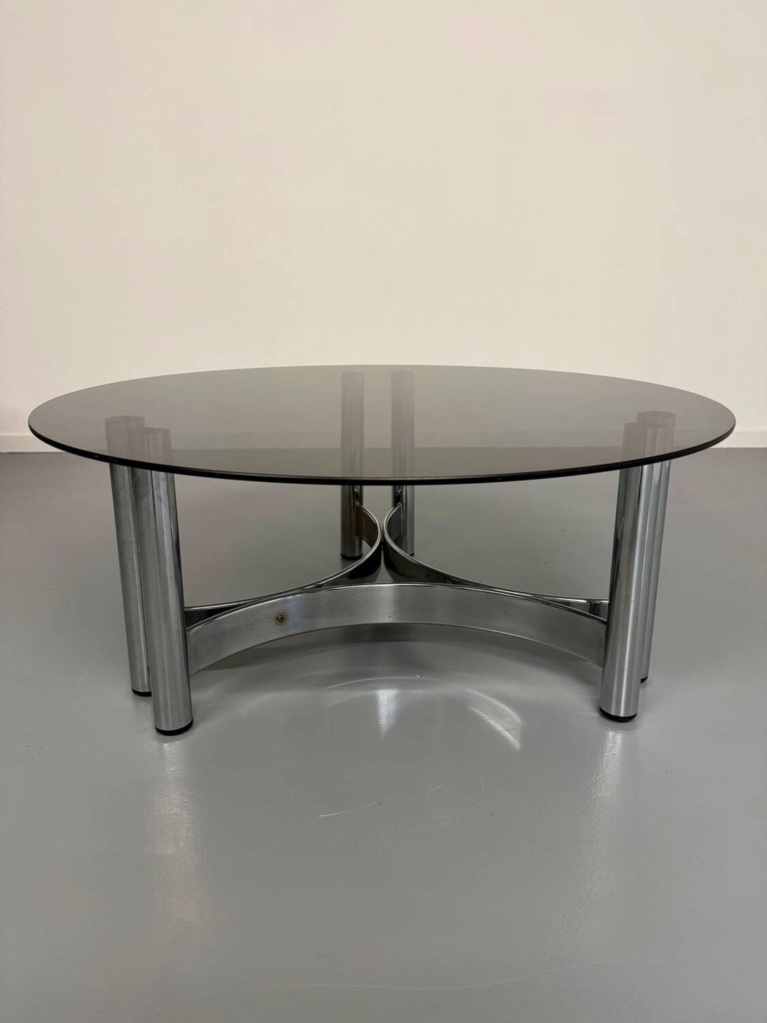 Round coffee table in smoked glass and chrome steel, 1970s design.