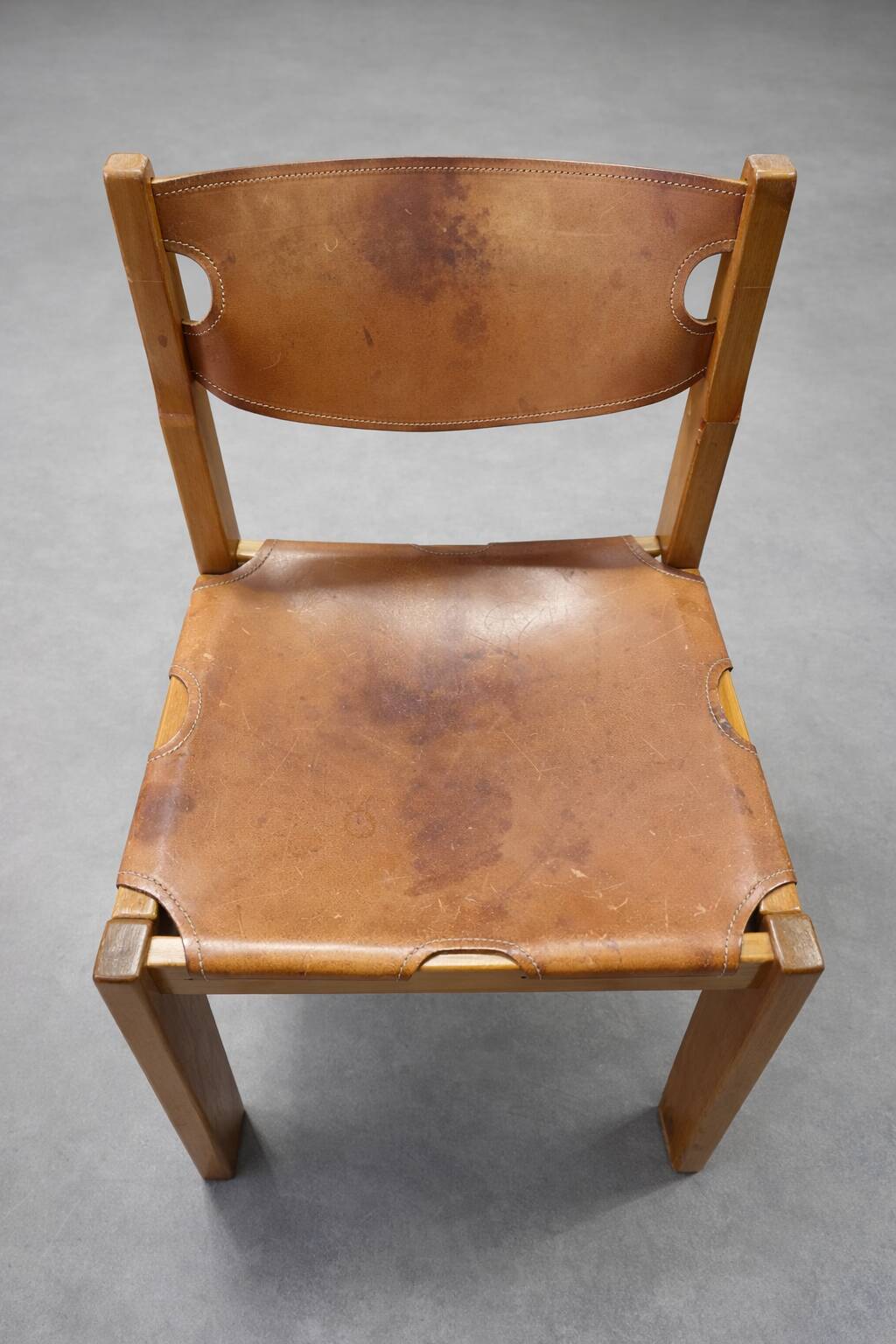 Set of 4 chairs from the 1960s in elm and patinated leather.
