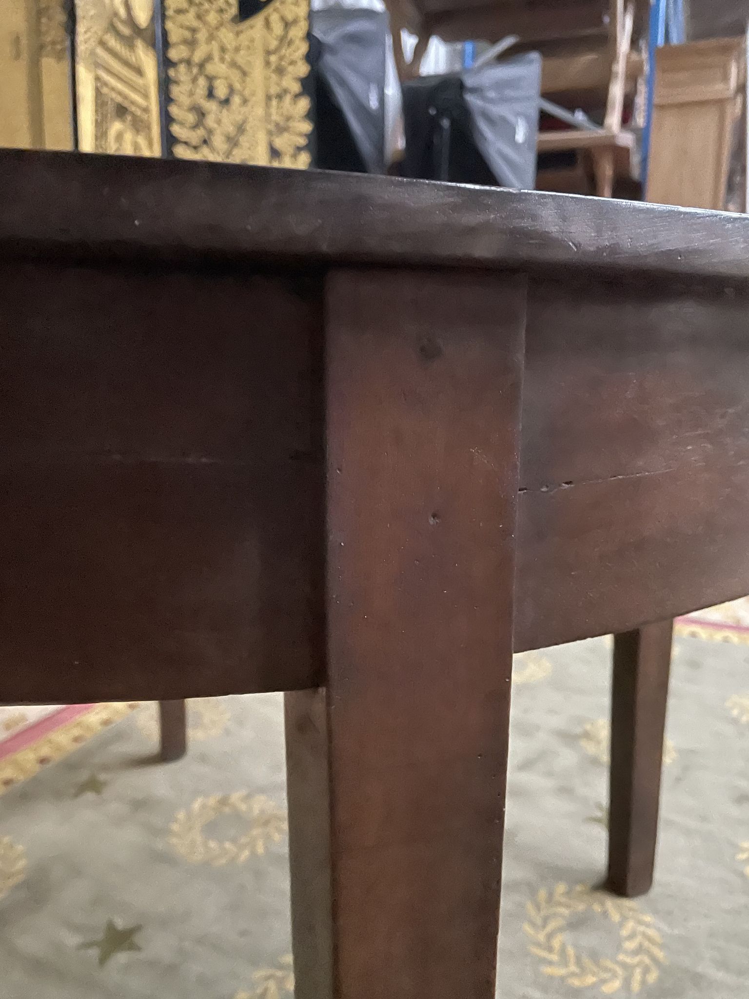Table de ferme ronde en noyer à ceinture