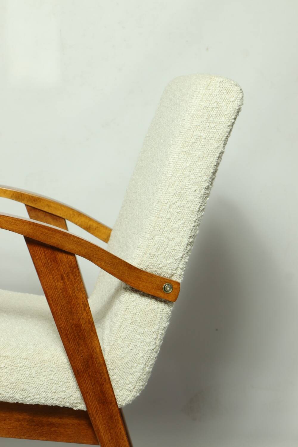 Fauteuil en bois et tissu bouclette beige clair restauré, design Puchala 1970